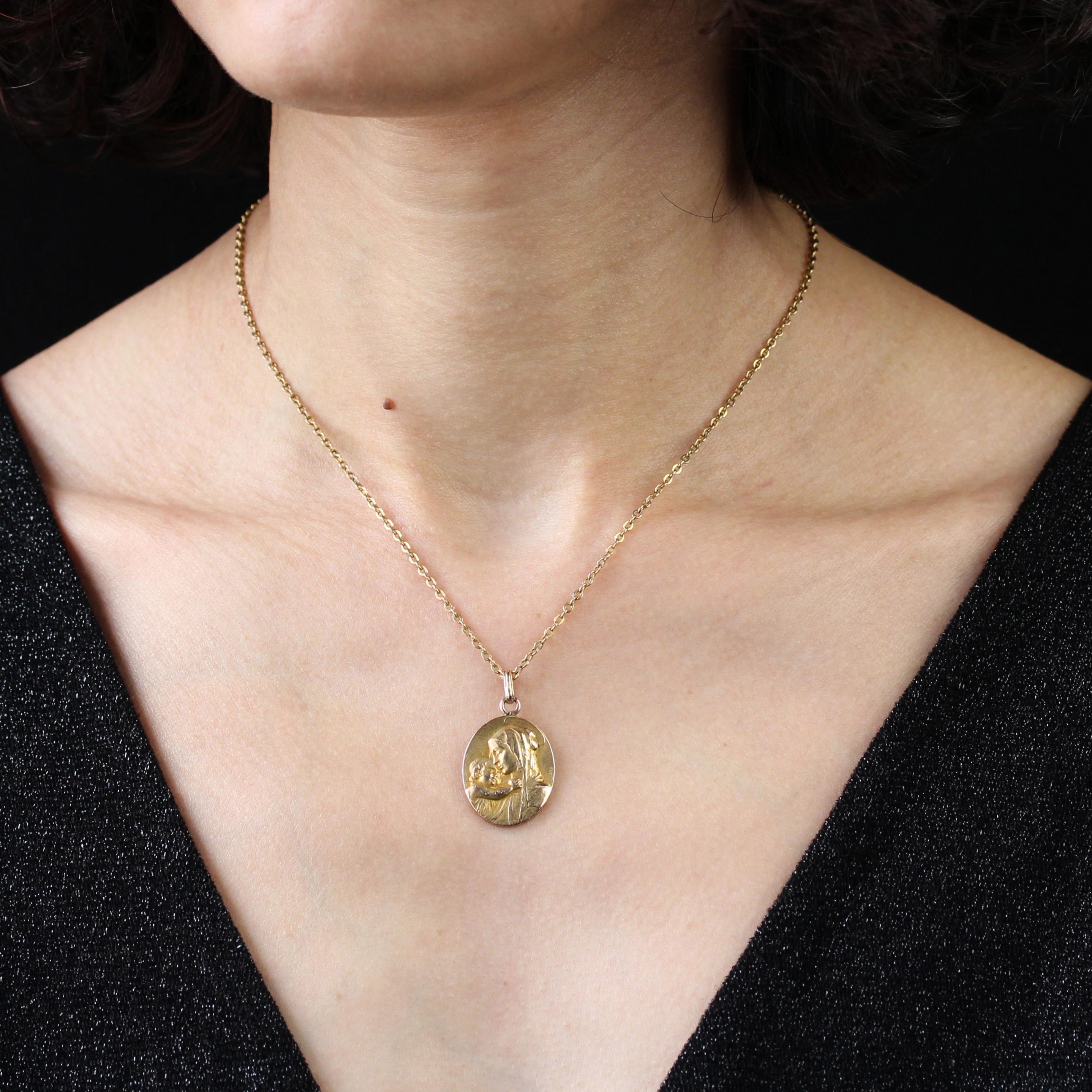 Médaille en or jaune 18 carats.
Charmante médaille ancienne de forme ovale représentant la Vierge Marie tenant l'enfant Jésus dans ses bras. Il est gravé au dos d'une branche fleurie.
Pendentif religieux signé Karo.
Pendentif vendu seul, sans sa