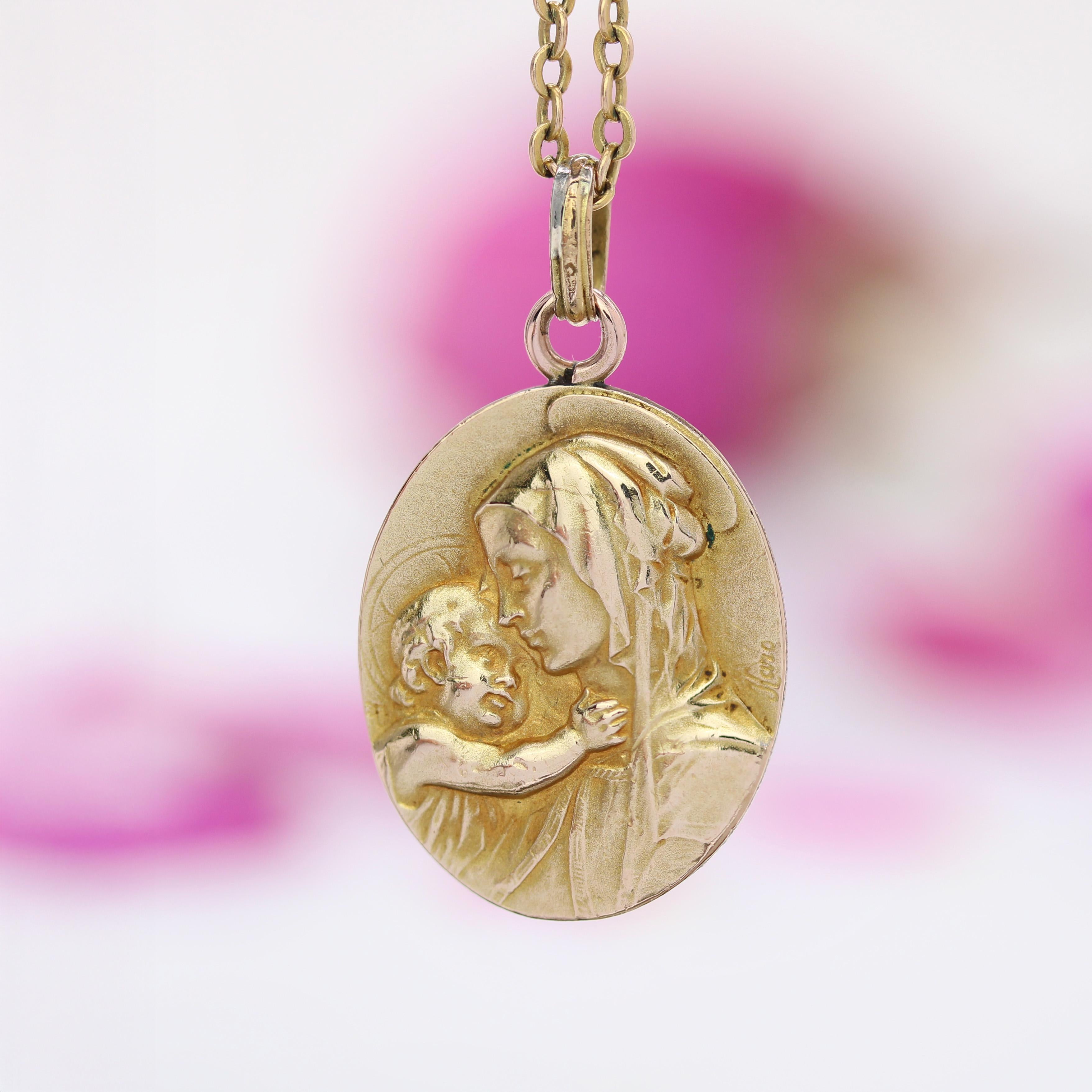 Belle Époque Pendentif Vierge et Child en or jaune 18 carats signé Karo Medal du 20e siècle en vente