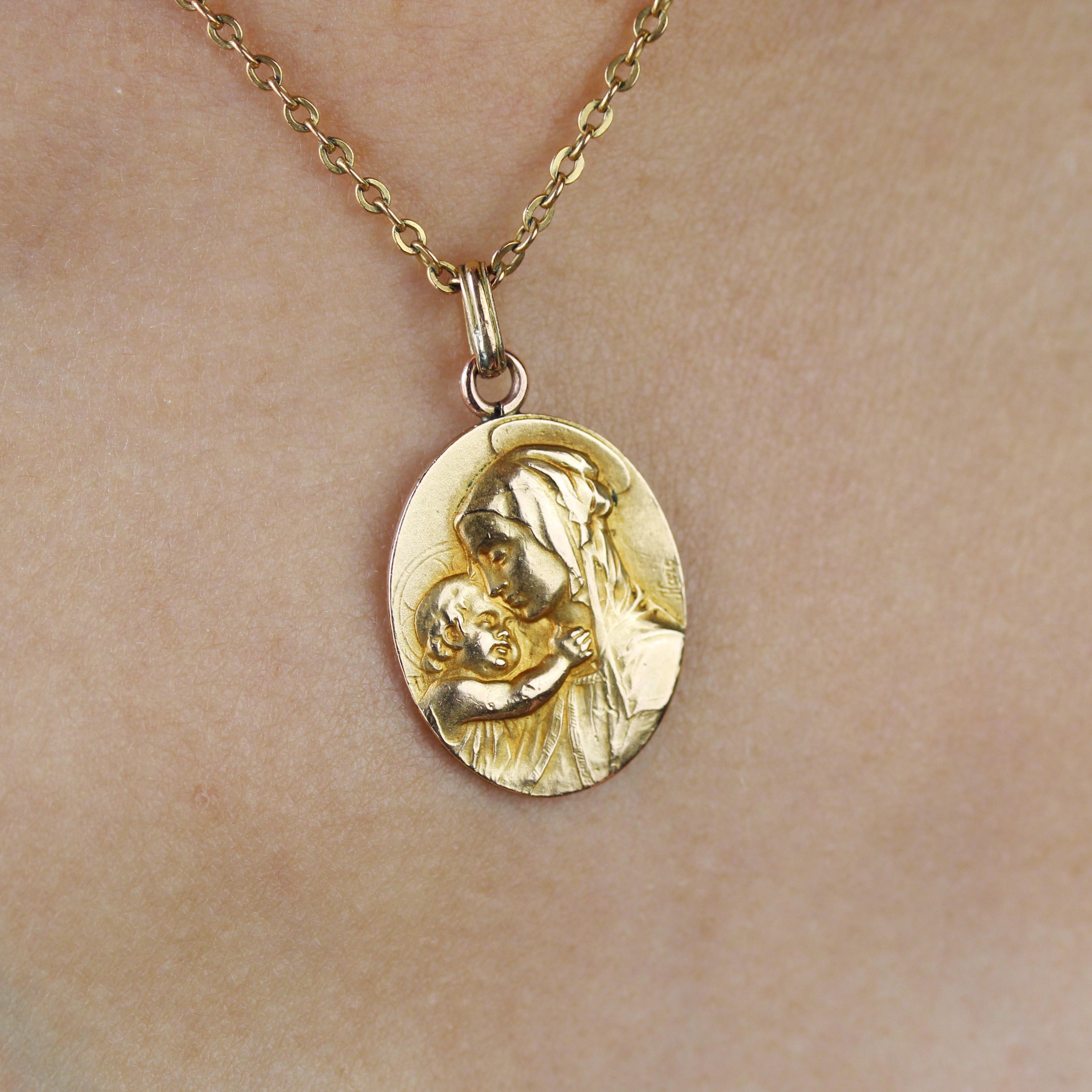 Pendentif Vierge et Child en or jaune 18 carats signé Karo Medal du 20e siècle en vente 1