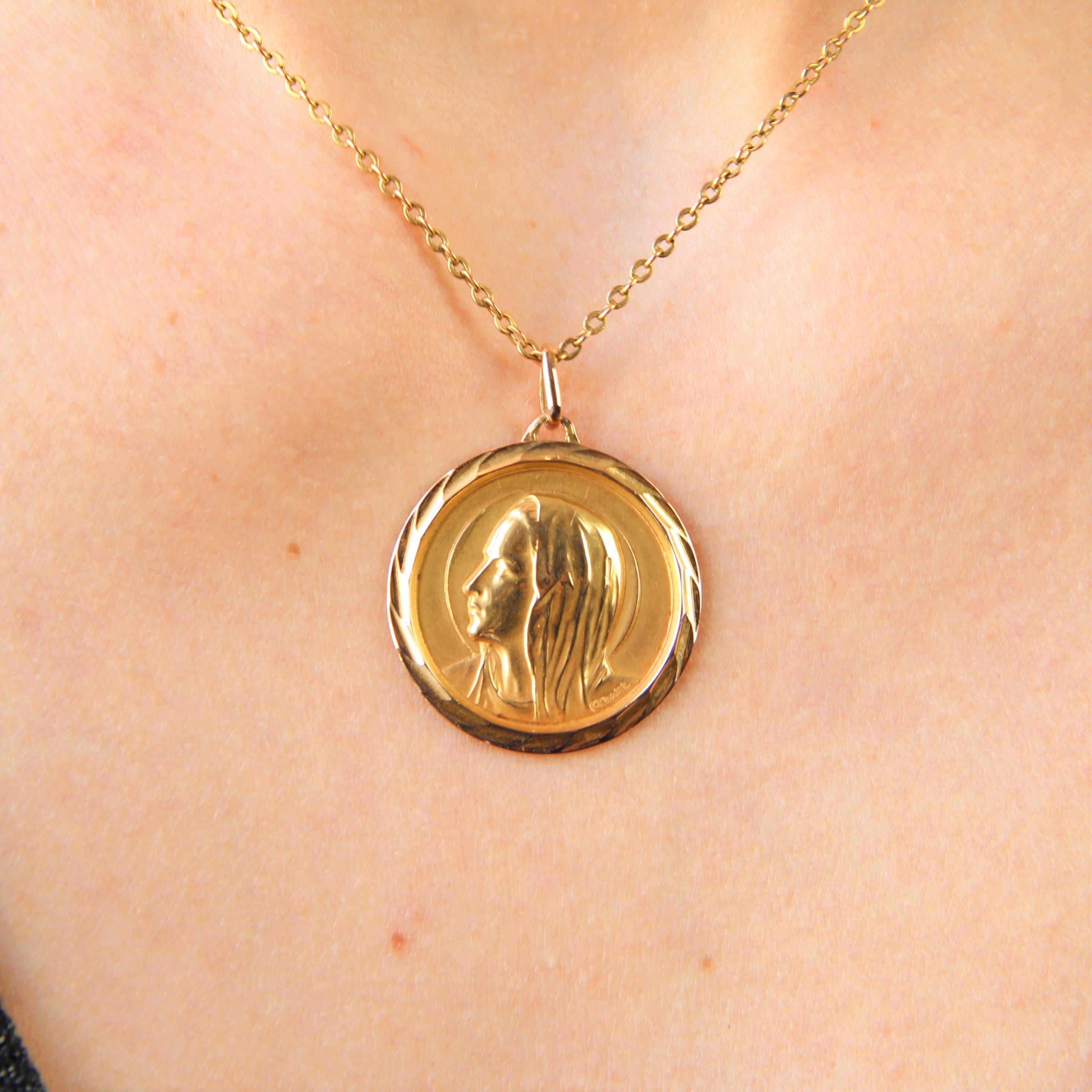 20th Century 18 Karat Yellow Gold Virgin Mary Haloed Medal In Good Condition In Poitiers, FR