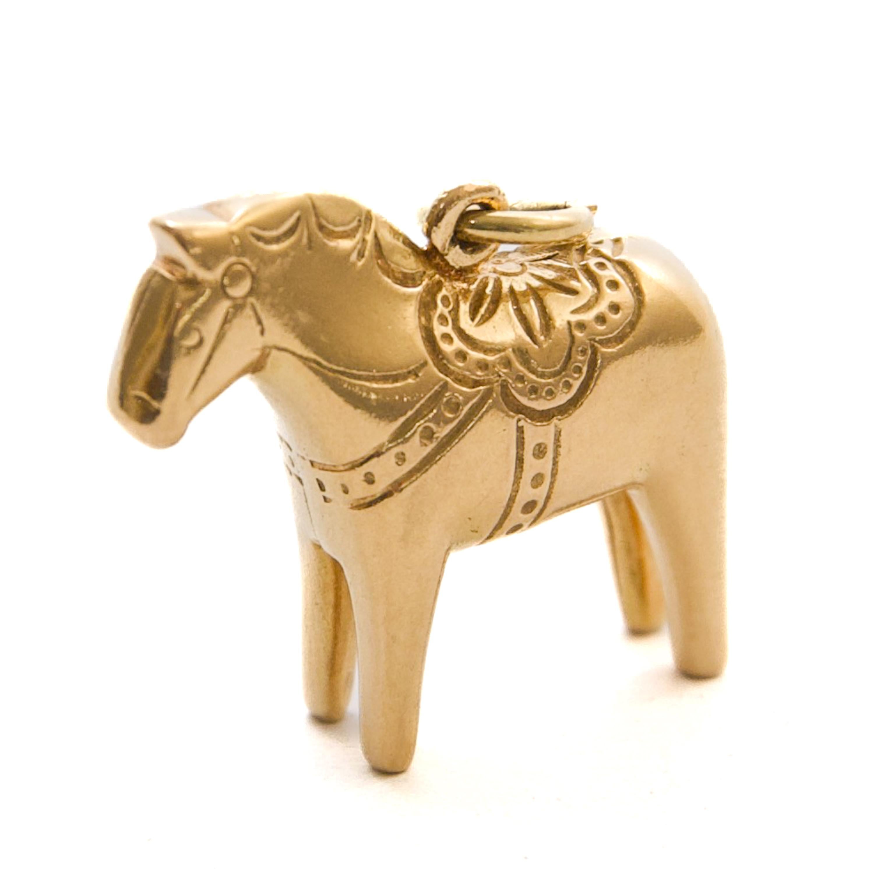 20th Century 18K Gold Three-Dimensional Scandinavian Dala Horse Pendant For Sale 2