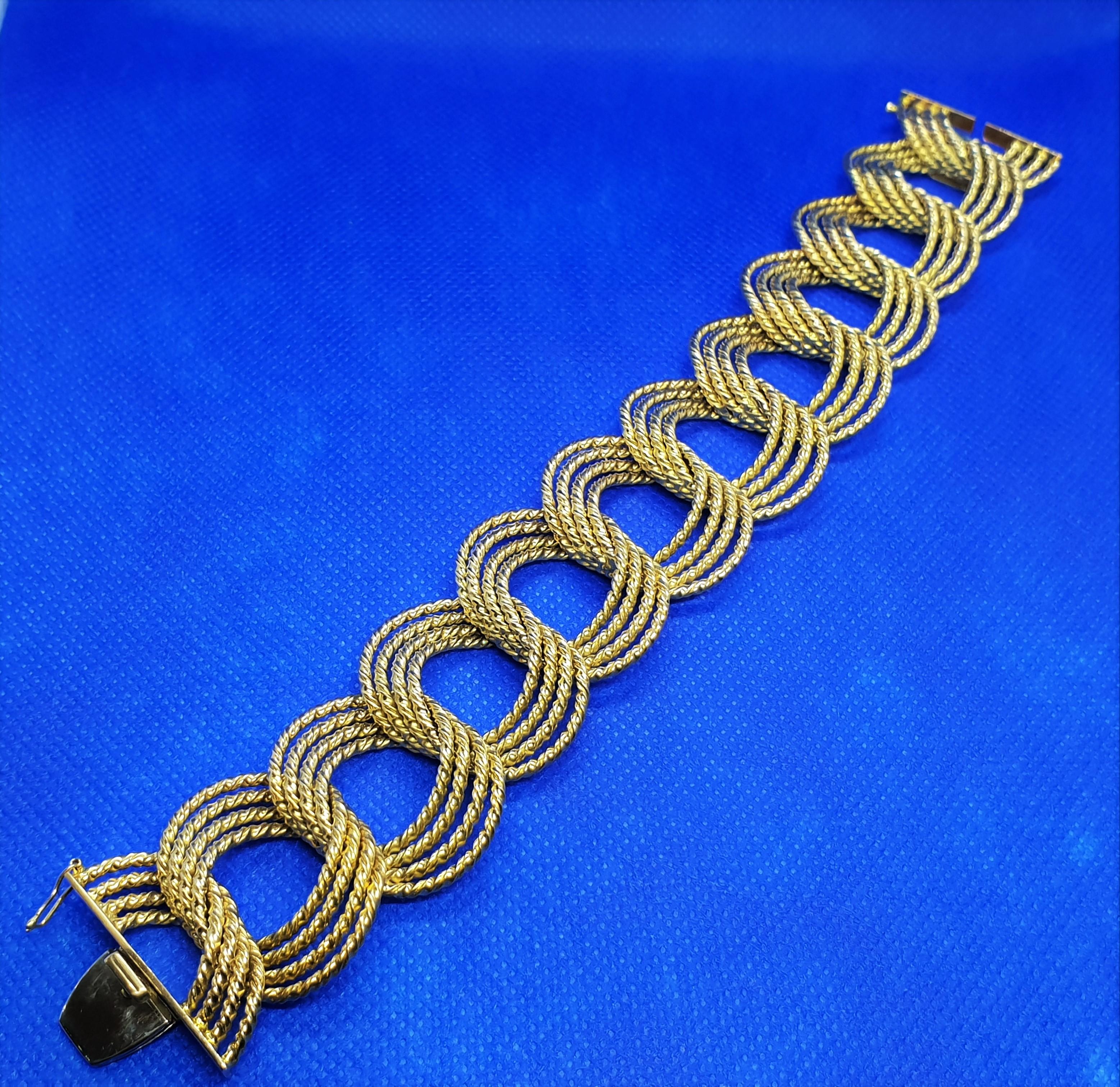 Massive 18k yellow gold chain bracelet, realized in Turin Italy around 1950s.

Length 22 cm, Width 3cm. 

Weight 115 gr. 

