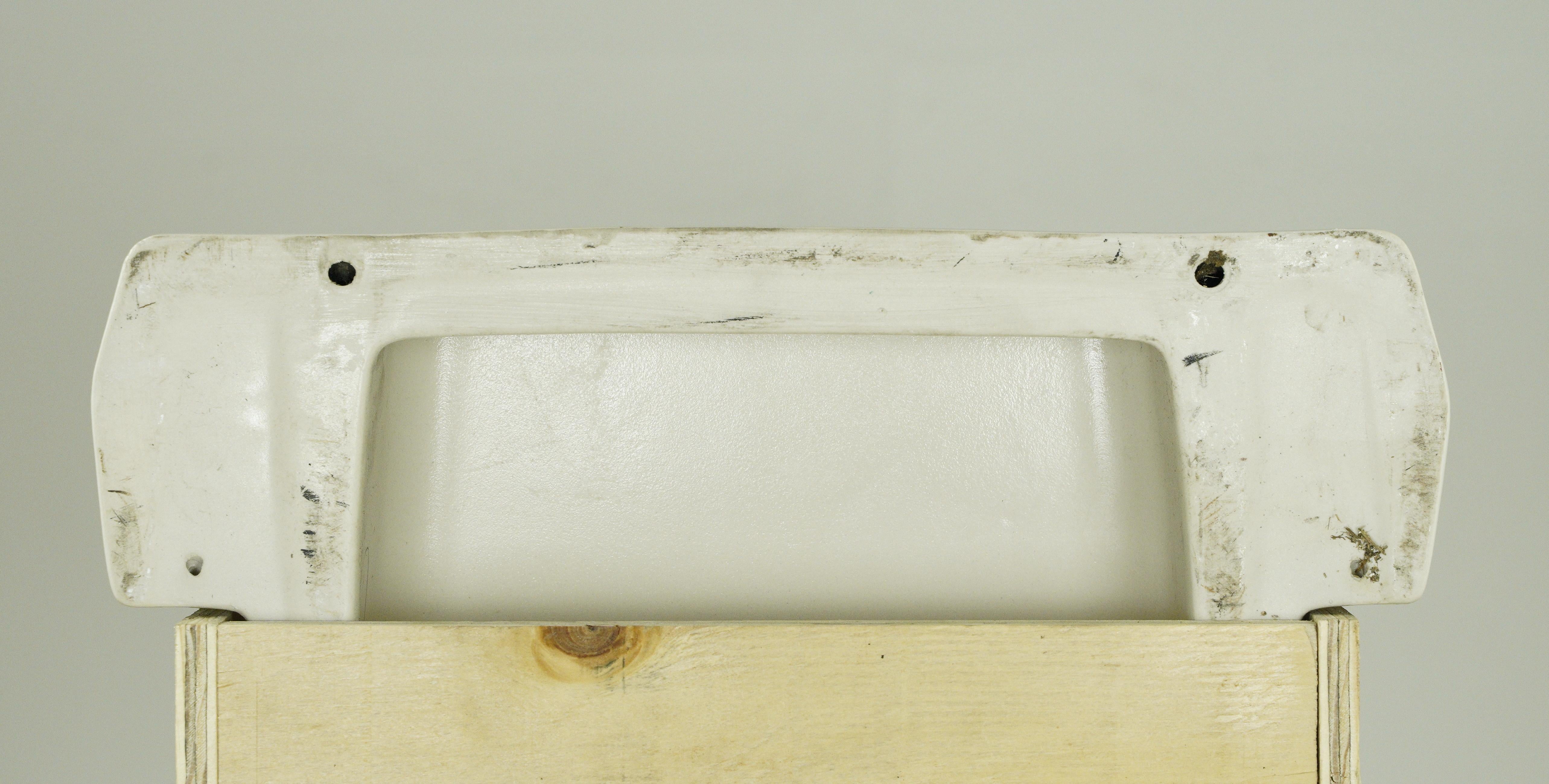 20th Century 19.25 in. White Ceramic Wall Sink For Sale 2