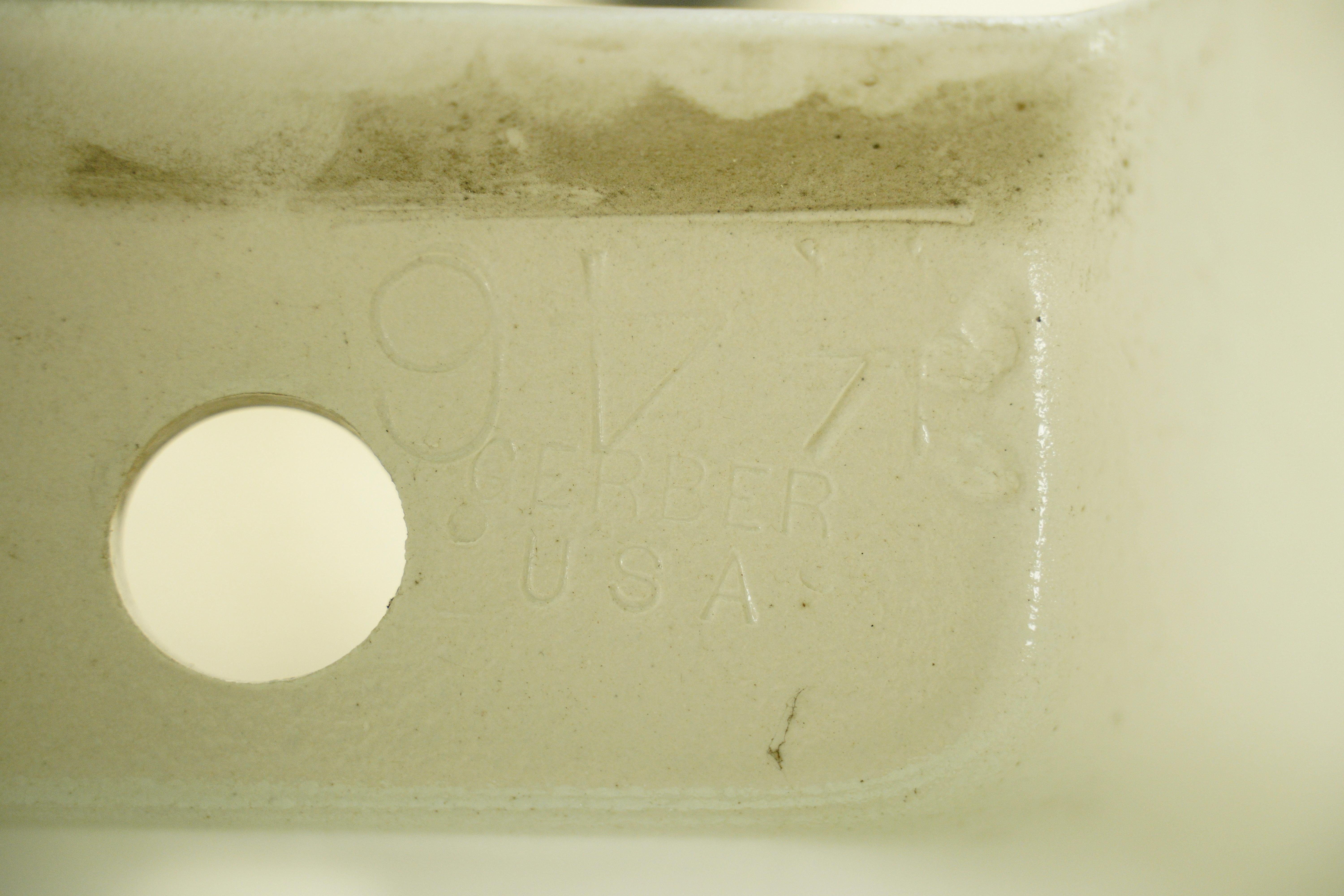 20th Century 19.25 in. White Ceramic Wall Sink For Sale 4
