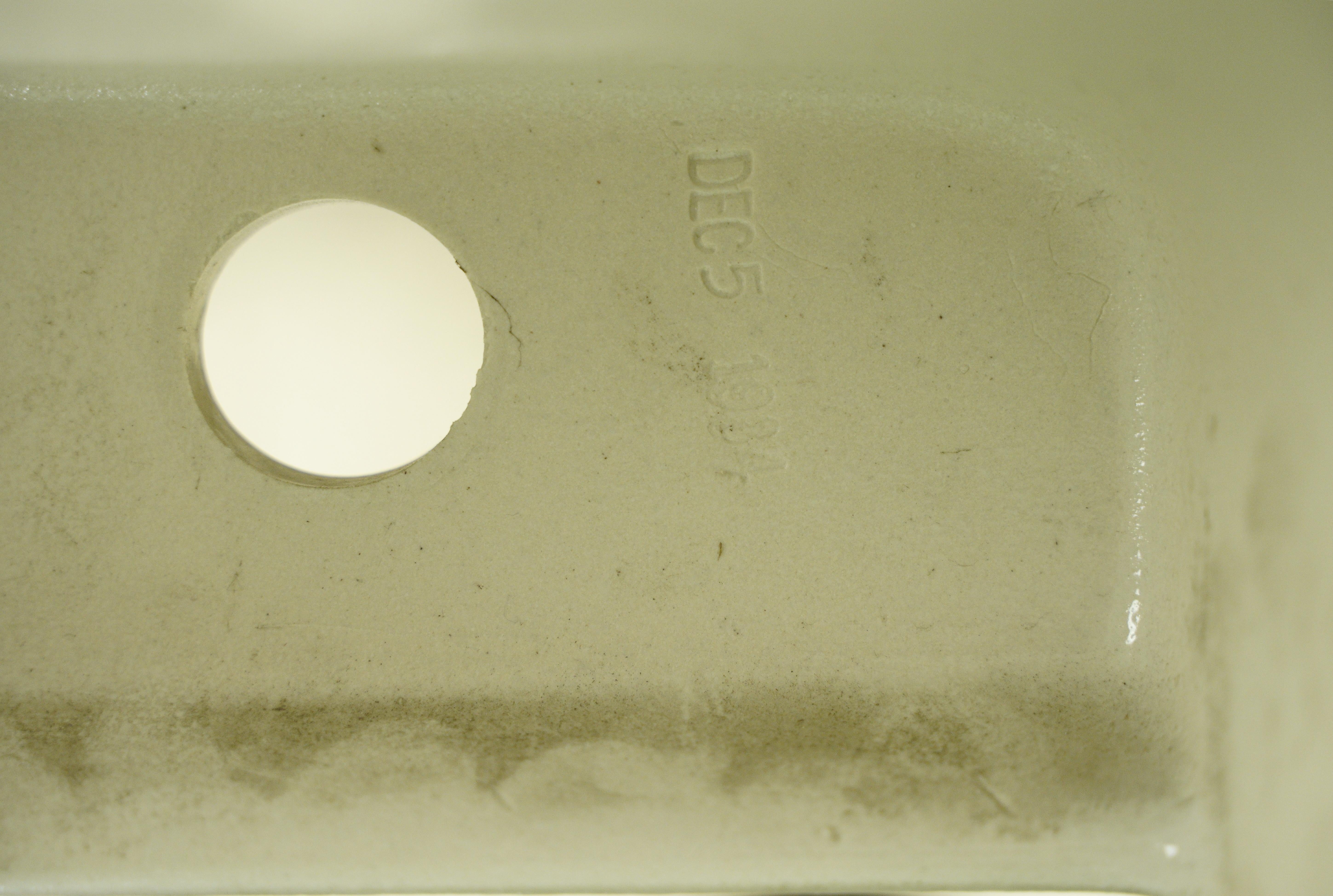 20th Century 19.25 in. White Ceramic Wall Sink For Sale 5