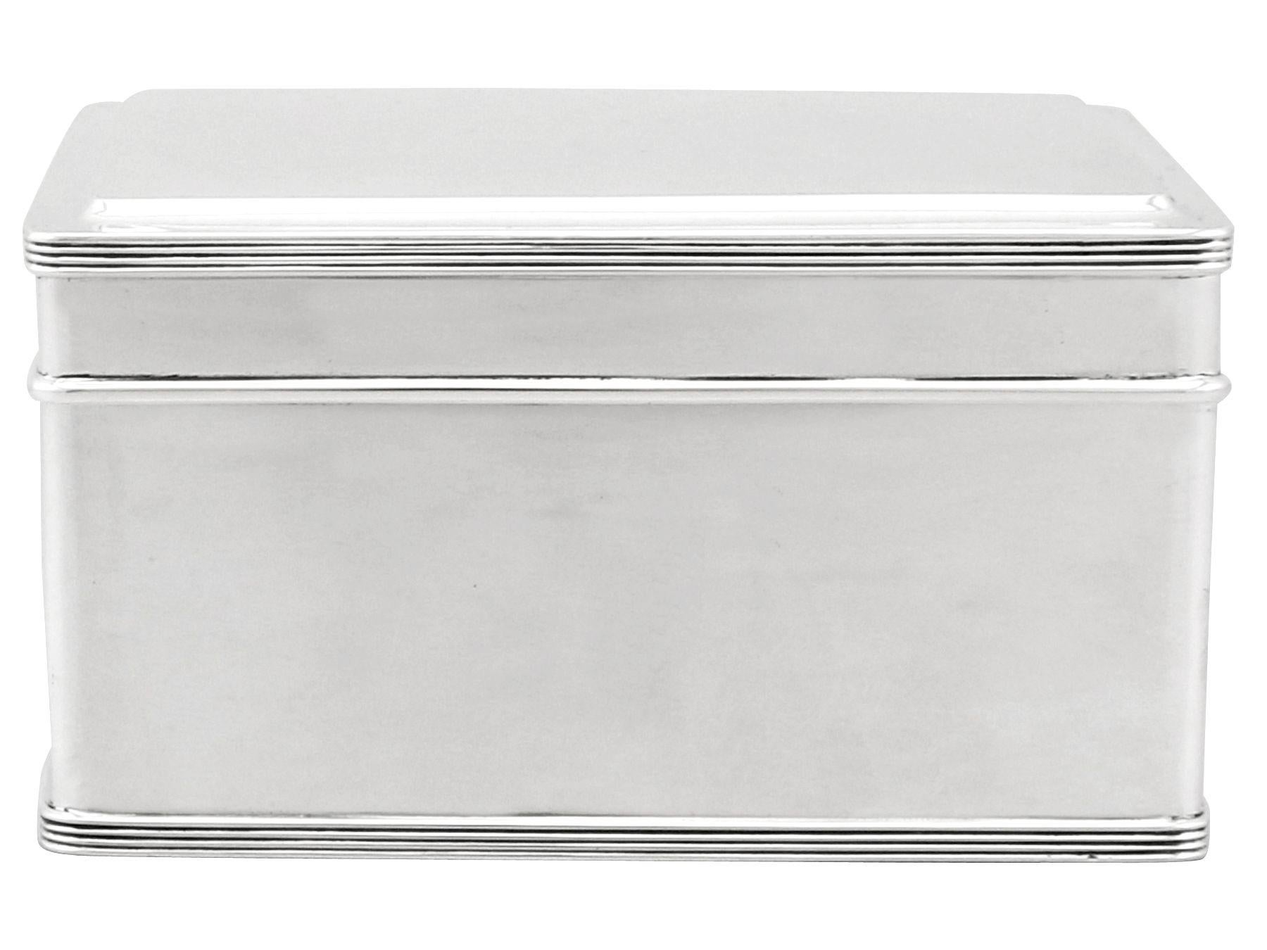 An exceptional, fine and impressive antique Dutch silver box; an addition to the ornamental silverware collection.

This exceptional antique Dutch silver biscuit box has rectangular form with rounded corners.

The body of the box is plain and