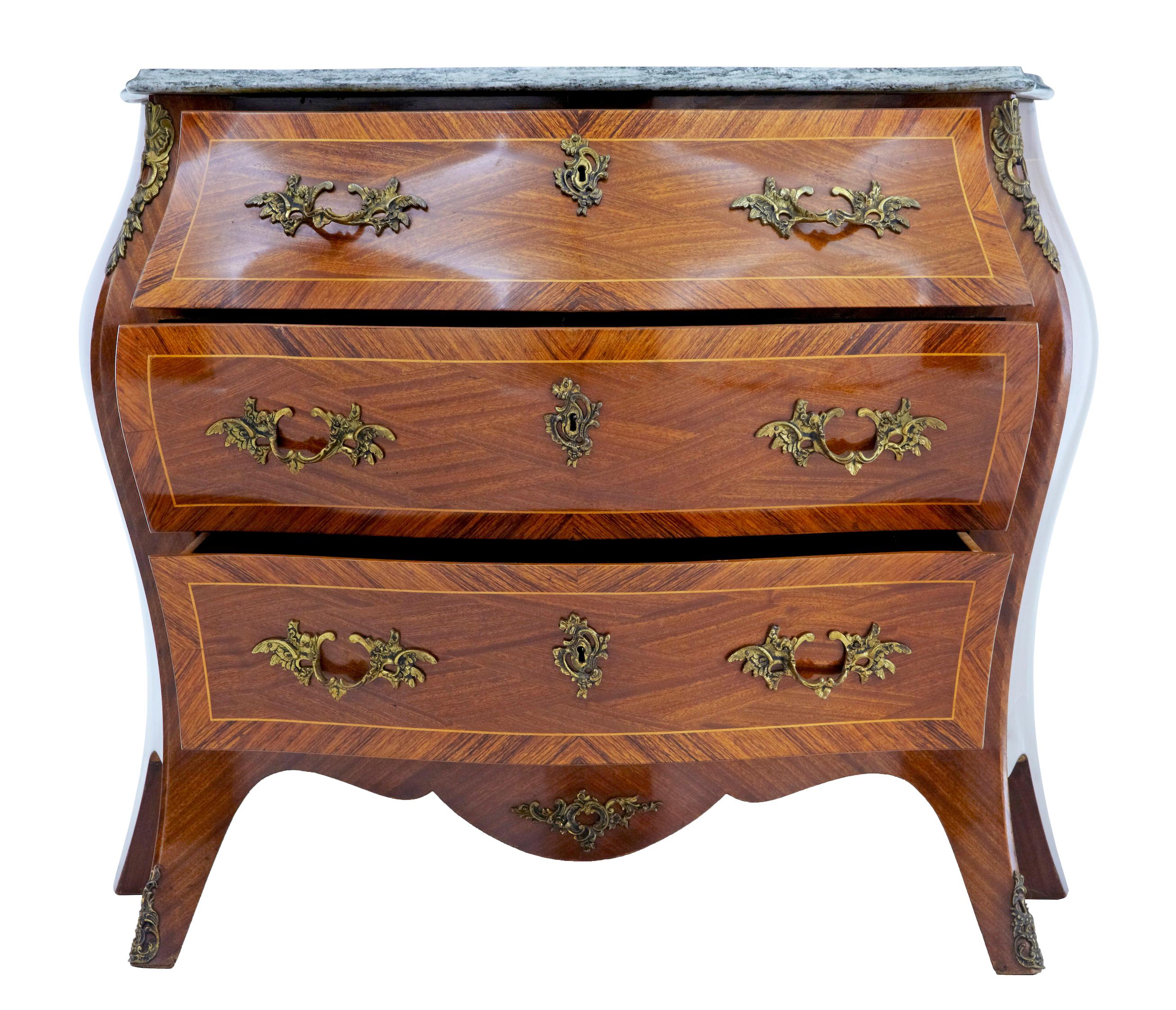Mid-20th century kingwood and mahogany bombe commode chest of drawers, circa 1950.

Good quality rococo inspired 3-drawer commode. Bombe shaped commode. Mahogany arranged veneers, with stringing and crossbanded in kingwood. Fitted with ornate