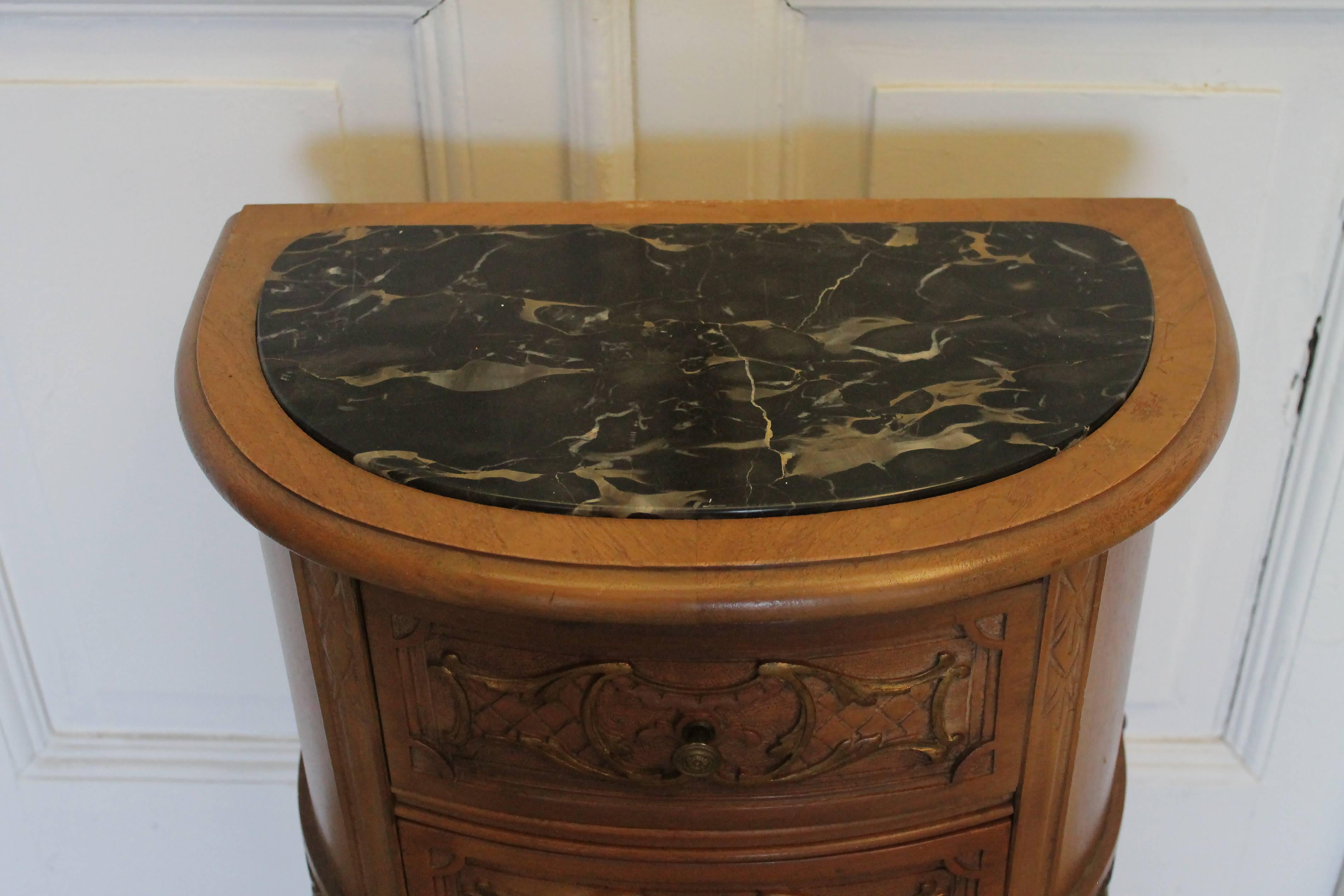 Nachttischkommode mit zwei Schubladen aus dem 20. Jahrhundert mit Marmorplatte (Louis XV.) im Angebot