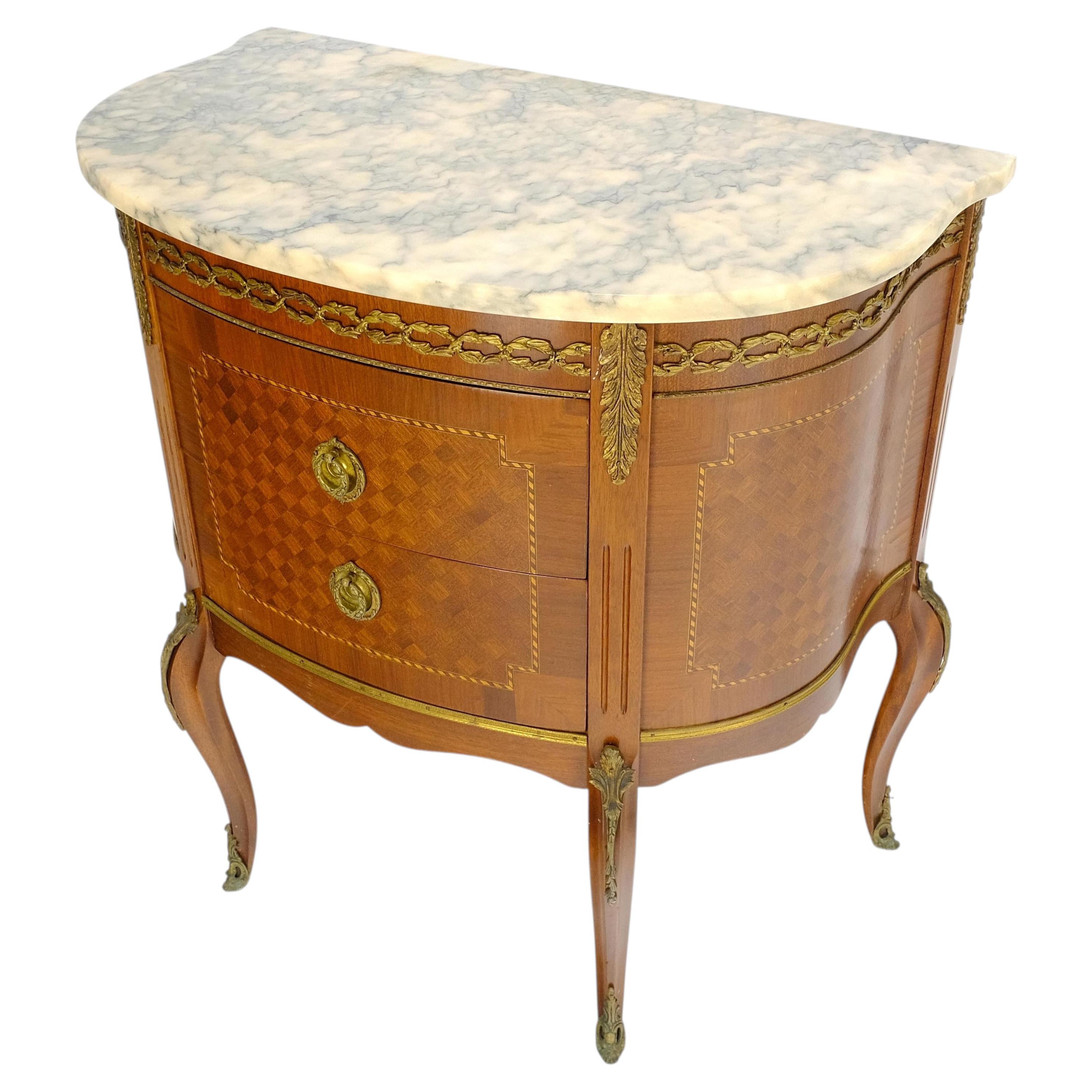 Cómoda bombada francesa del siglo XX, estilo Luis XV, con dos cajones, tapa de mármol y detalles de bronce dorado (ormolu) en venta