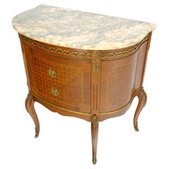 Cómoda bombada francesa del siglo XX, estilo Luis XV, con dos cajones, tapa de mármol y detalles de bronce dorado (ormolu)