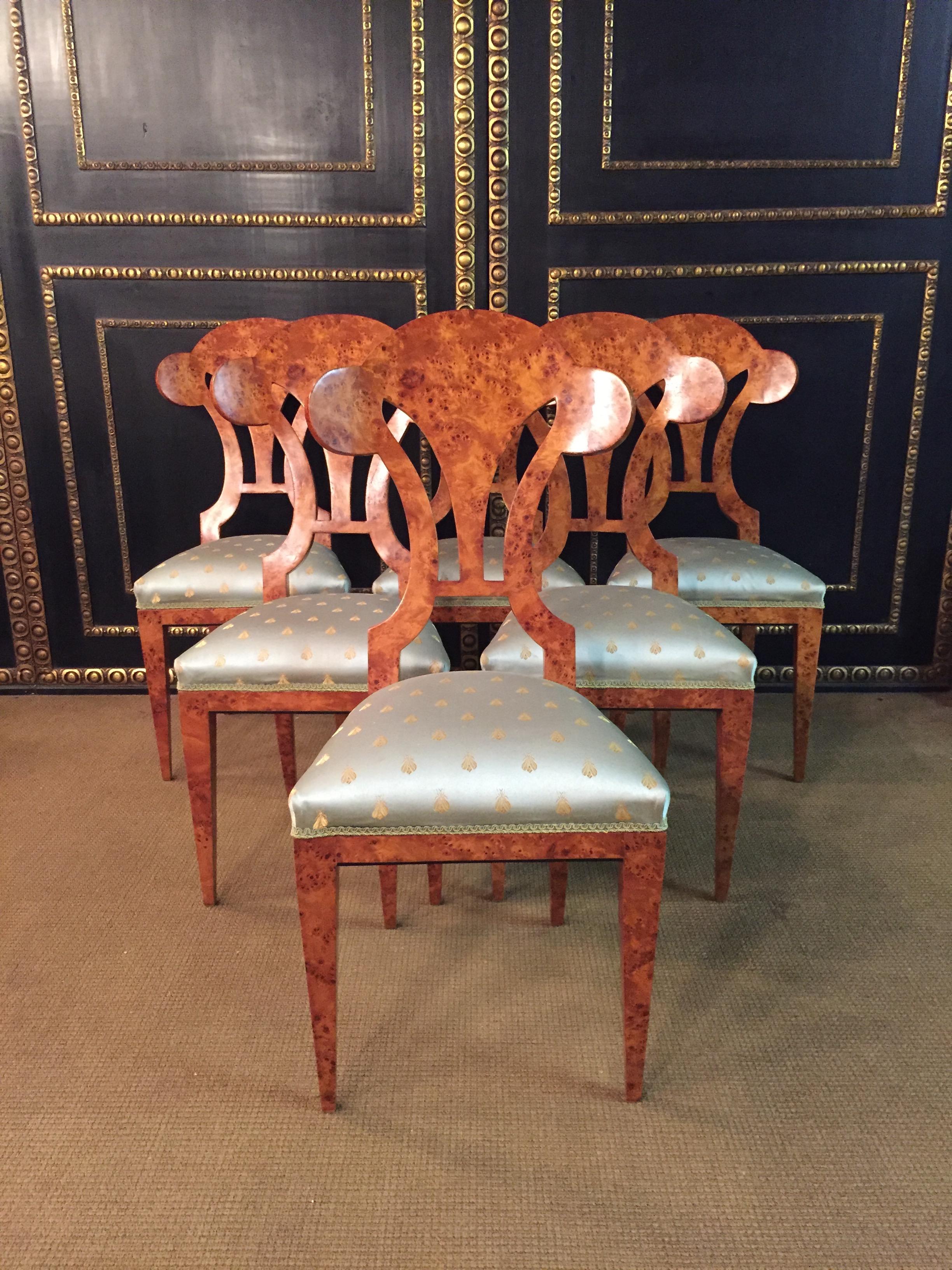 Solid beechwood with maple root veneer. Seat classical upholstered.
Beautiful shape with a fantastic veneer picture, bird's eye maple.
High quality fabric.
Very rare as a set of six.