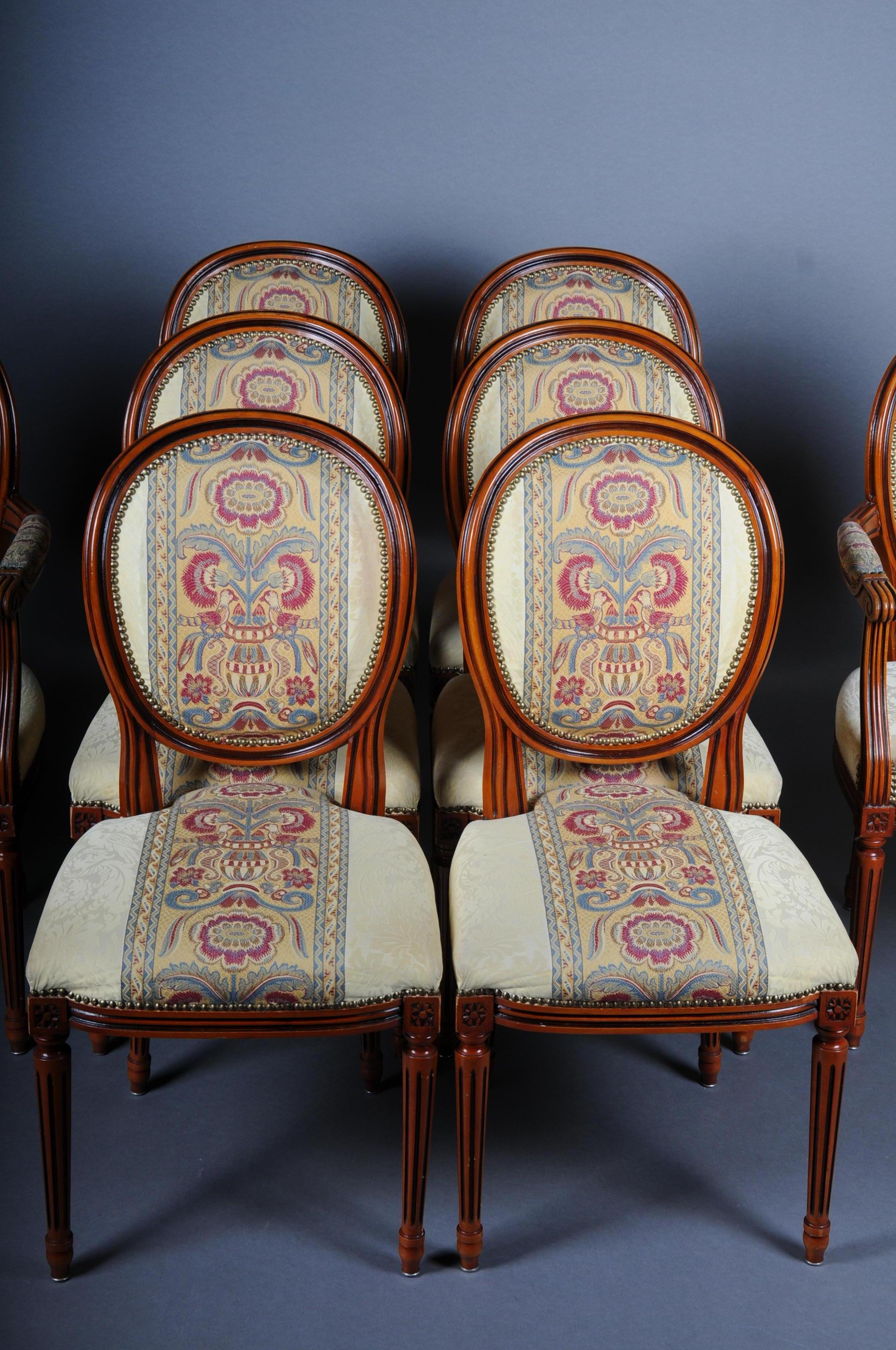 8 French drawing room chairs Louis XVI

Solid wood, high oval, profiled back framing. The seat is processed with a classic upholstery.
The ensemble consists of 6 chairs and 2 armchairs.
You can find the right dining table / conference table in