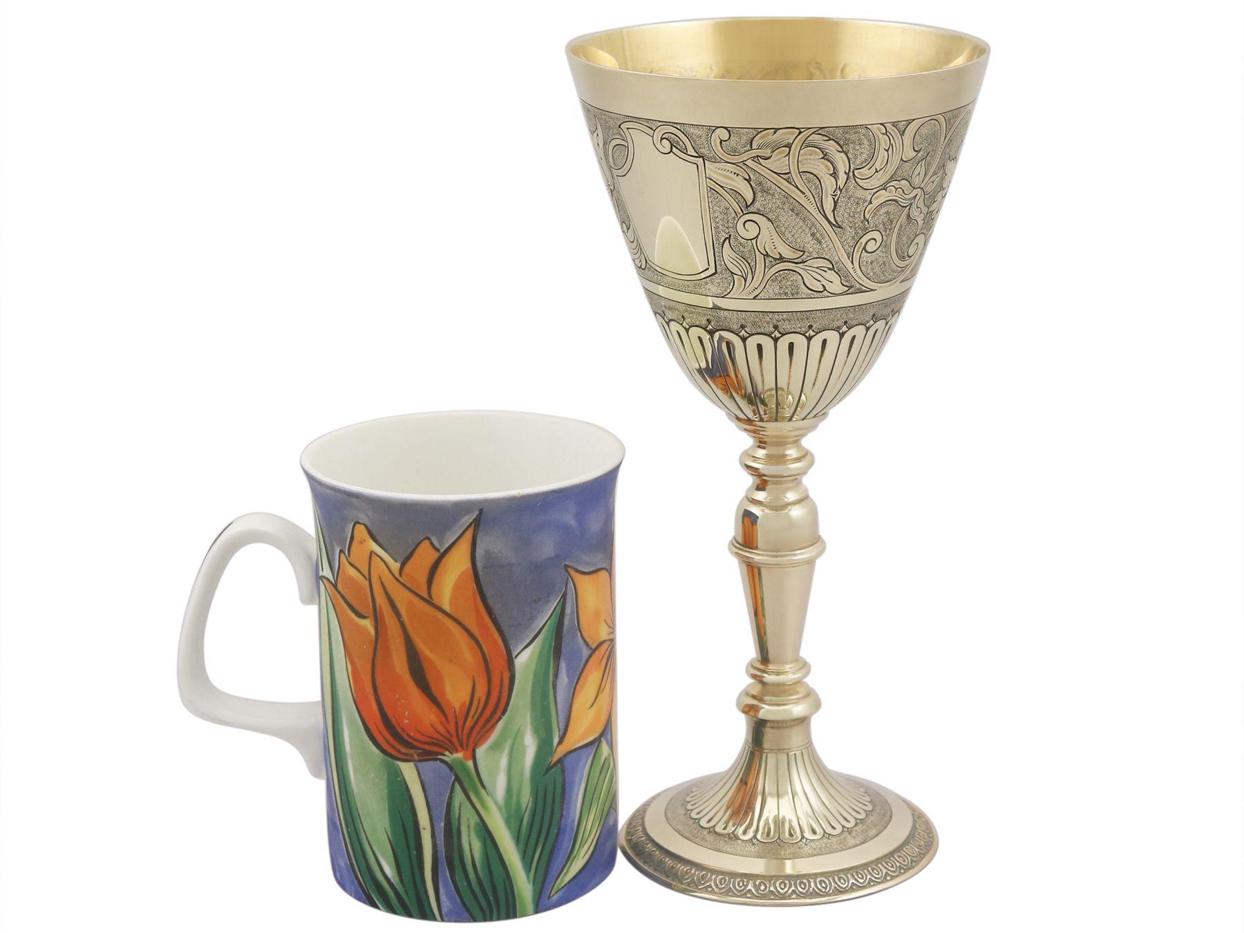 An exceptional, fine and impressive vintage Elizabeth II English 9 karat yellow gold presentation cup and plinth; an addition to our diverse presentation silverware collection

This exceptional vintage yellow gold presentation cup has been