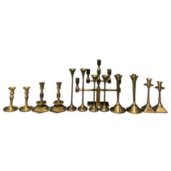 Schwedische, dänische Kollektion von vierzehn Kerzenständern aus Messing, 20. Jahrhundert