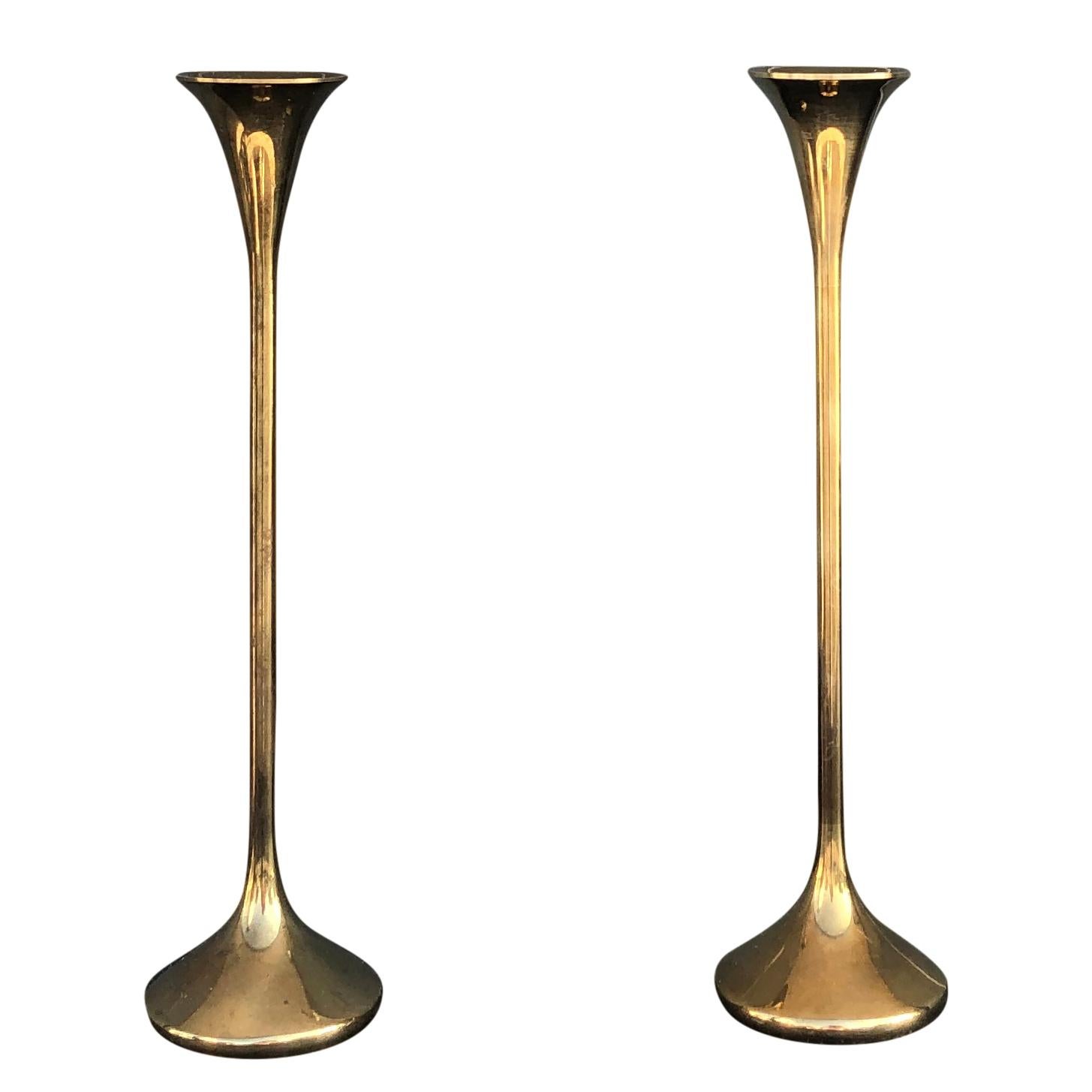 Metallo Collezione di quattordici candelabri in ottone svedesi e danesi del 20° secolo in vendita