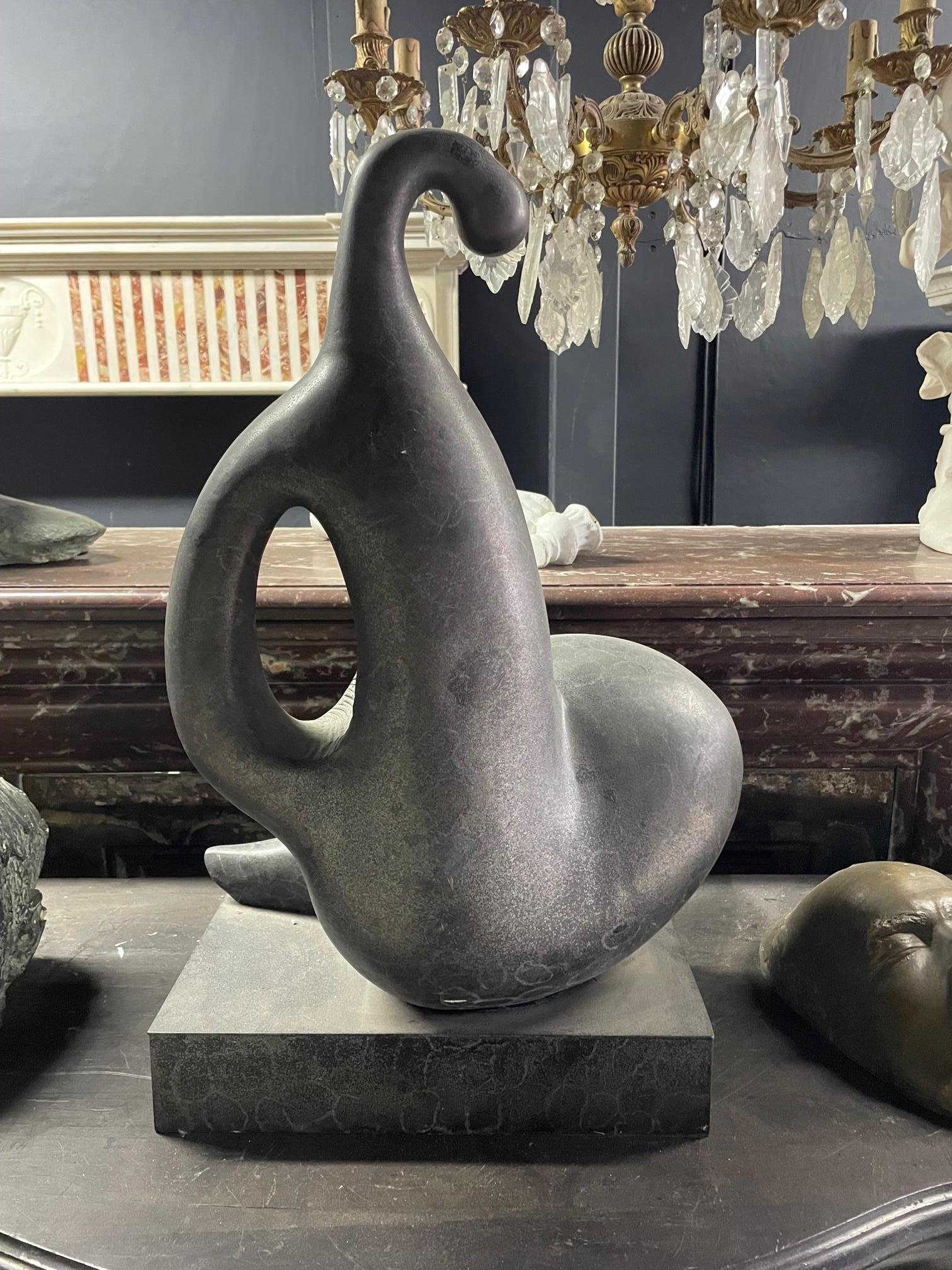 Une fantastique pièce d'art abstrait sous la forme d'une sculpture en bronze.

Avec un moulage net sous la forme d'un motif de coquillage et d'une figurine et avec une grande patine Verdi gris.