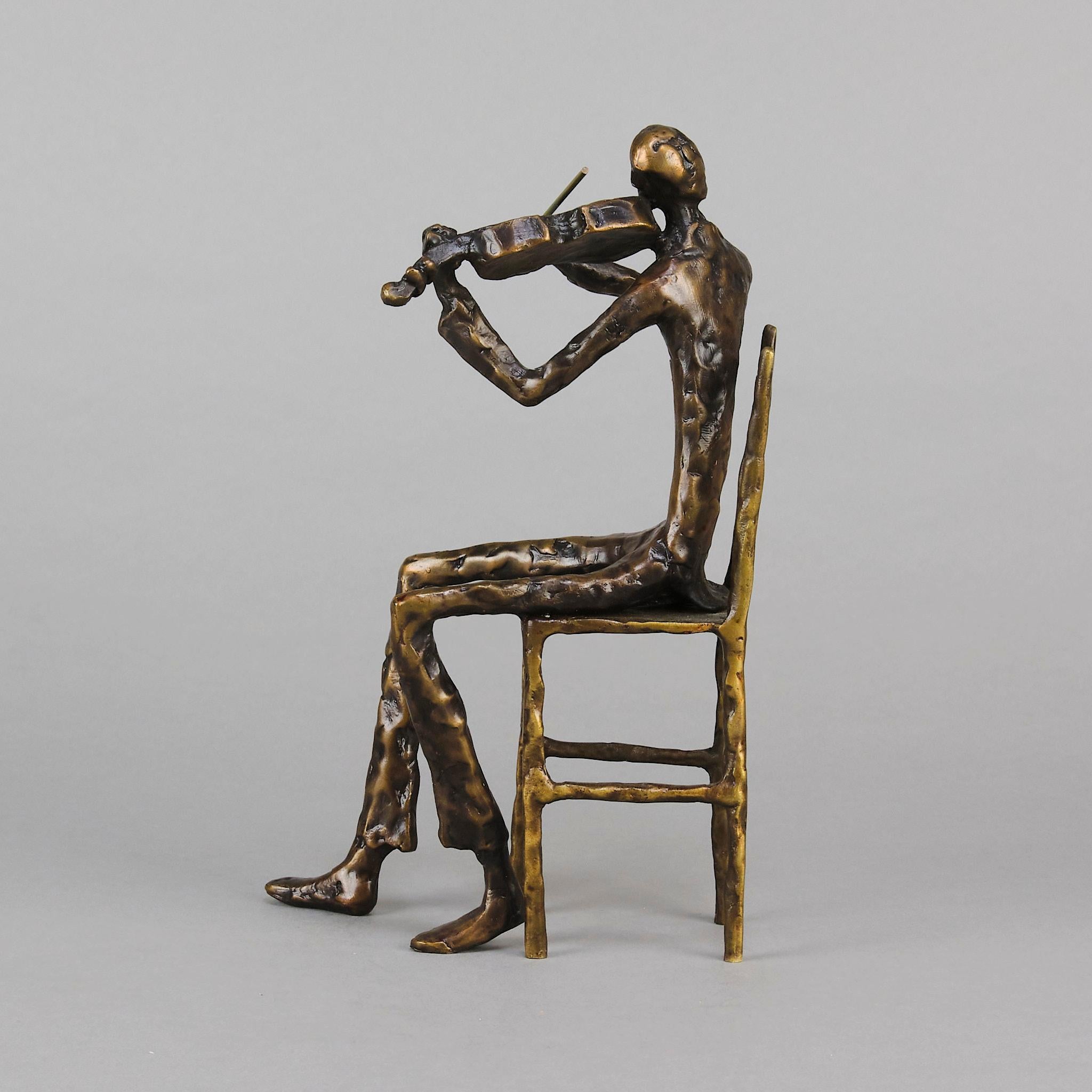 Sculpture abstraite du 20e siècle « Violoniste assis » de Bernard Kim en vente 1
