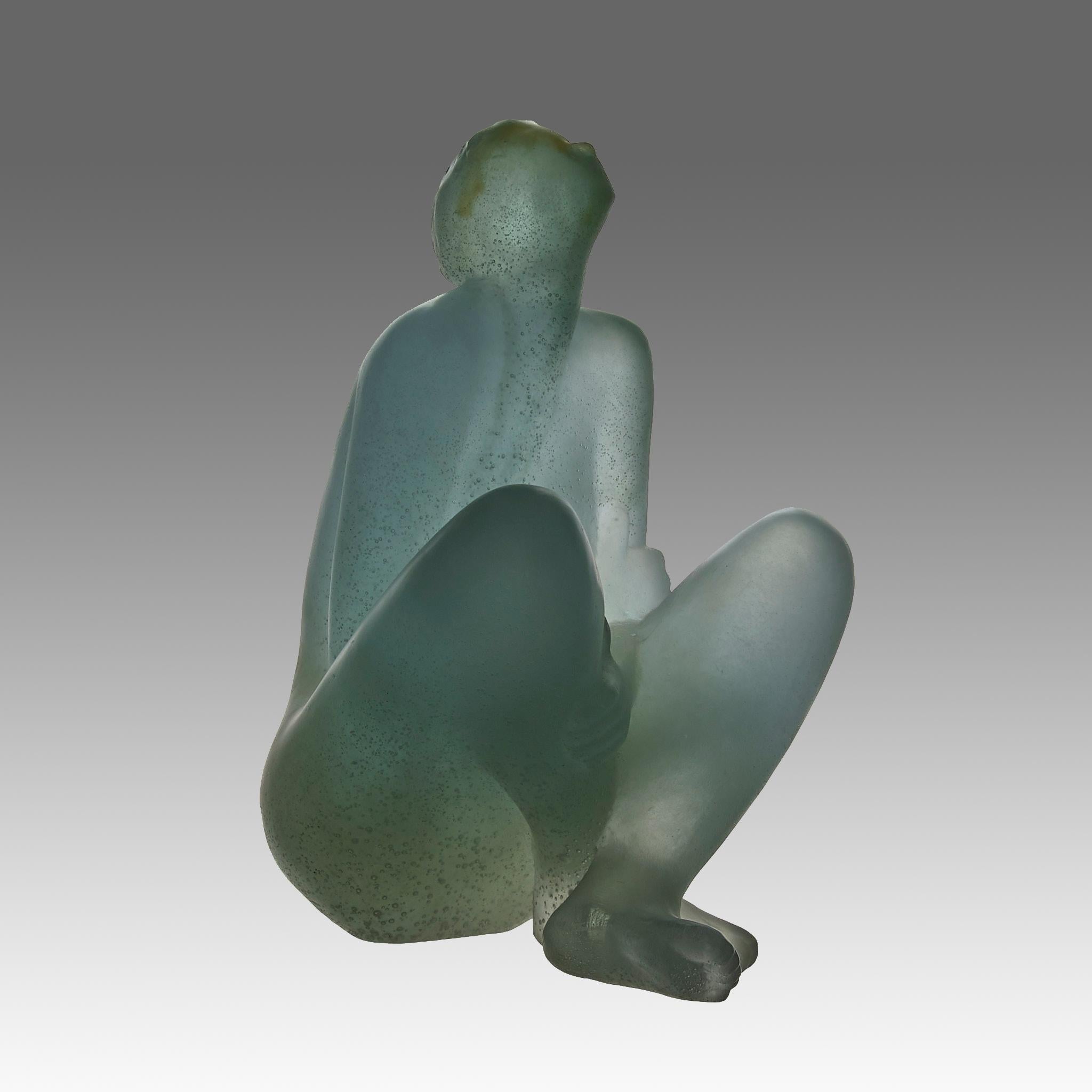 Impressionnante étude en pâte de verre française du milieu du XXe siècle, conçue par Louis Laubignat et produite par Daum. La figure d'une dame assise avec les jambes croisées avec de fines couleurs transulescentes, signée Daum France et