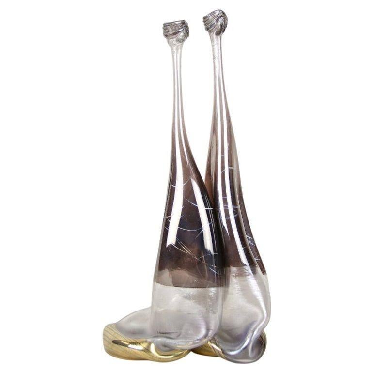 Vase en verre inhabituel de la fin du 20e siècle, fabriqué à la main par l'artiste verrier allemand Vera Walther. Un vase à deux cols absolument extraordinaire, fabriqué à la main à partir de magnifiques bouteilles en verre, avec une surface