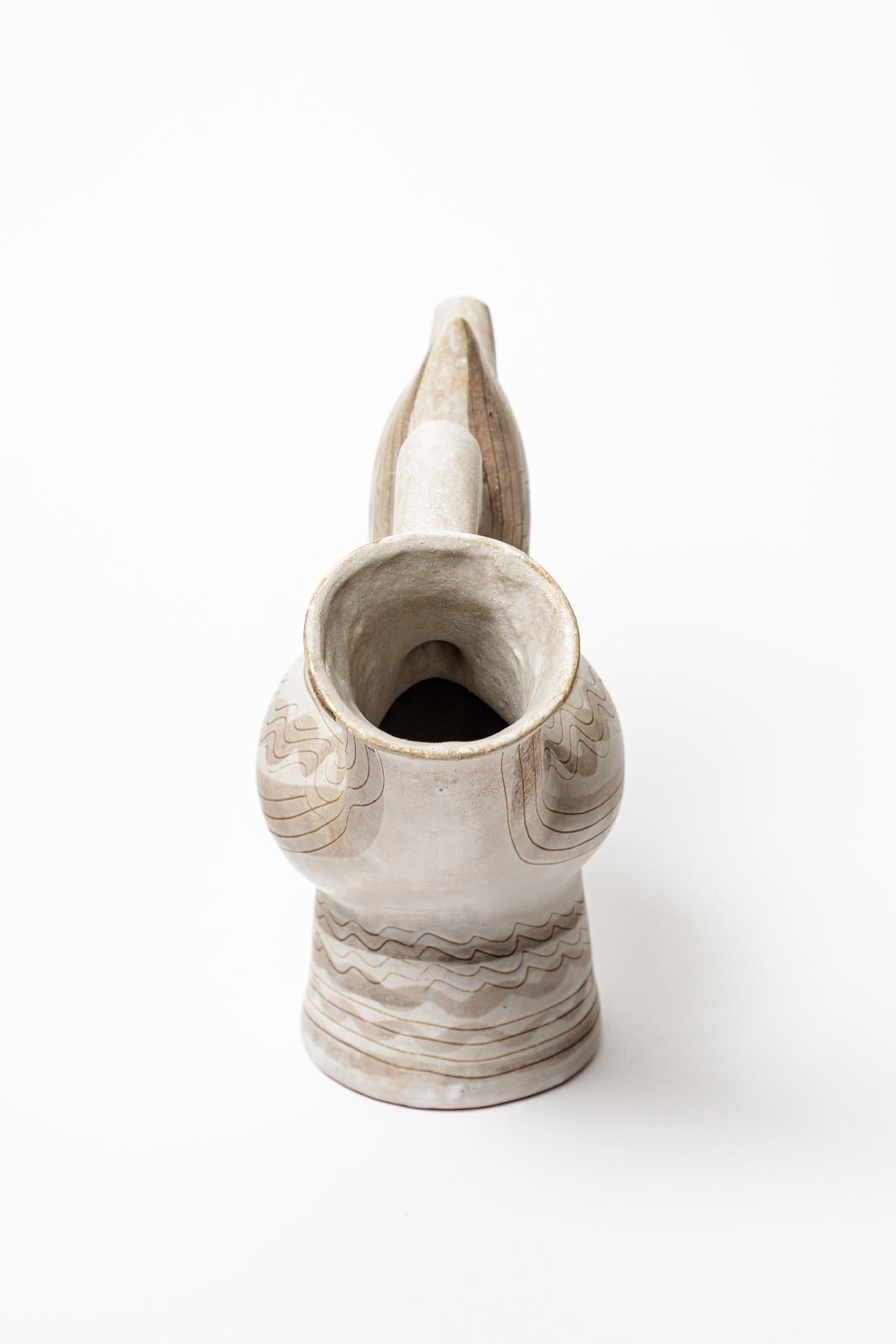 Francese Vaso o brocca astratta in ceramica bianca e grigia del XX secolo di Jean Austruy in vendita