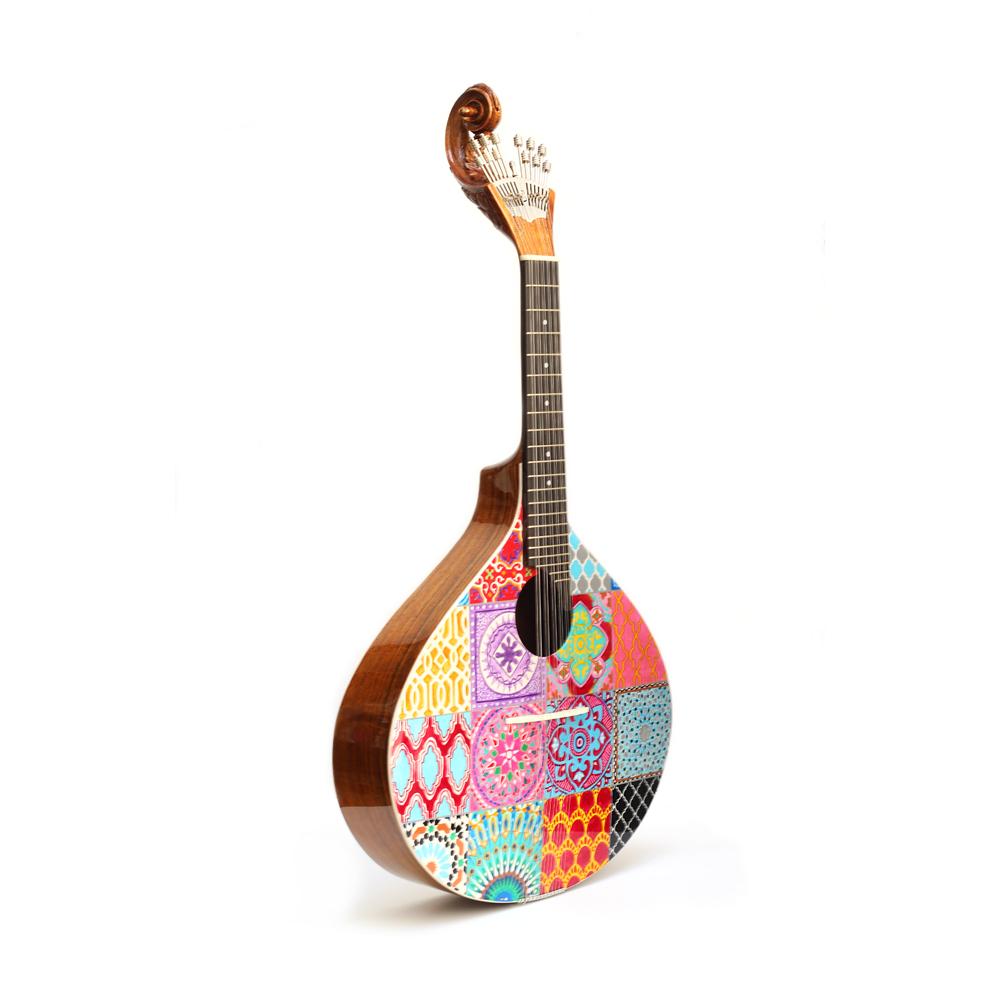 The Azulejo III Portuguese guitar is a tribute to the artistic expression of a nation. The history of the people is transcribed to the original ceramic pieces, painted in warm colors, which decorate the walls of the seaside country, the tiles, a