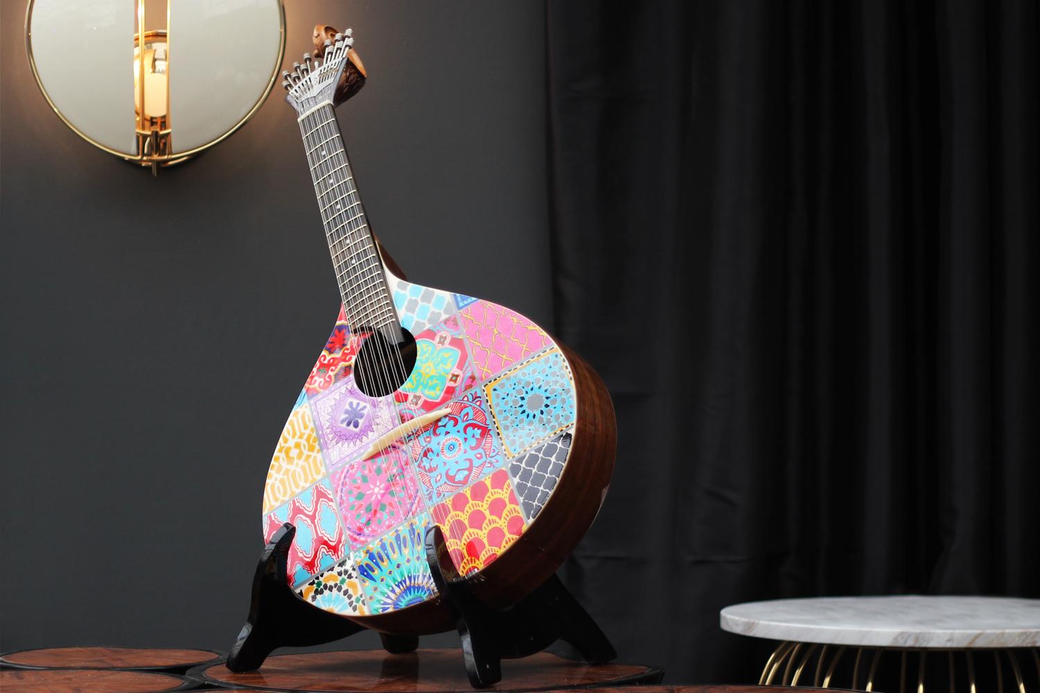 20. Jahrhundert Acessorie Azulejo III Gitarre Nussbaumholz handbemalt im Zustand „Neu“ im Angebot in RIO TINTO, PT