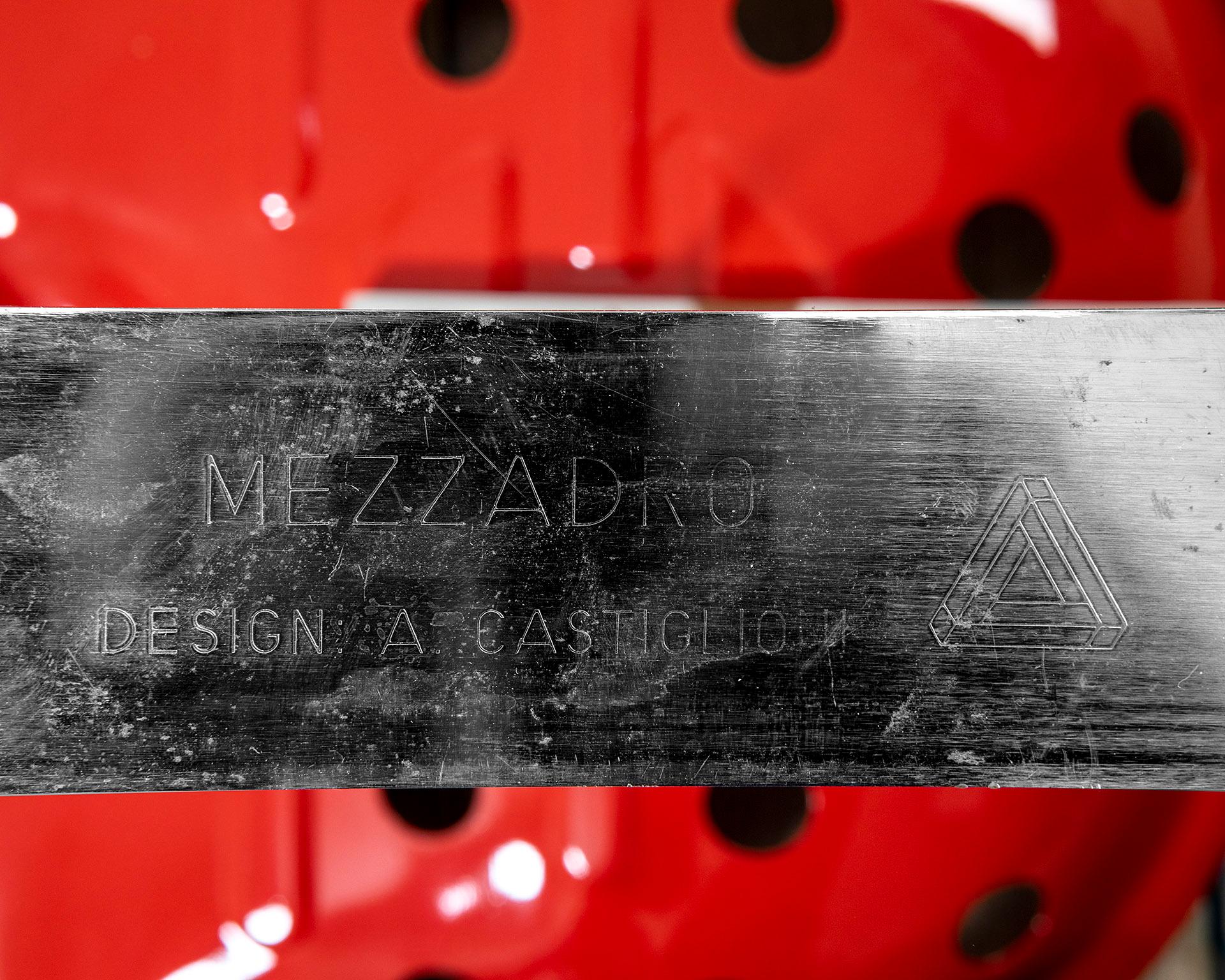 Paar Hocker, Achille und Pier Giacomo Castiglioni, 20. Jahrhundert Mezzadro-Schilfrohr (Metall) im Angebot