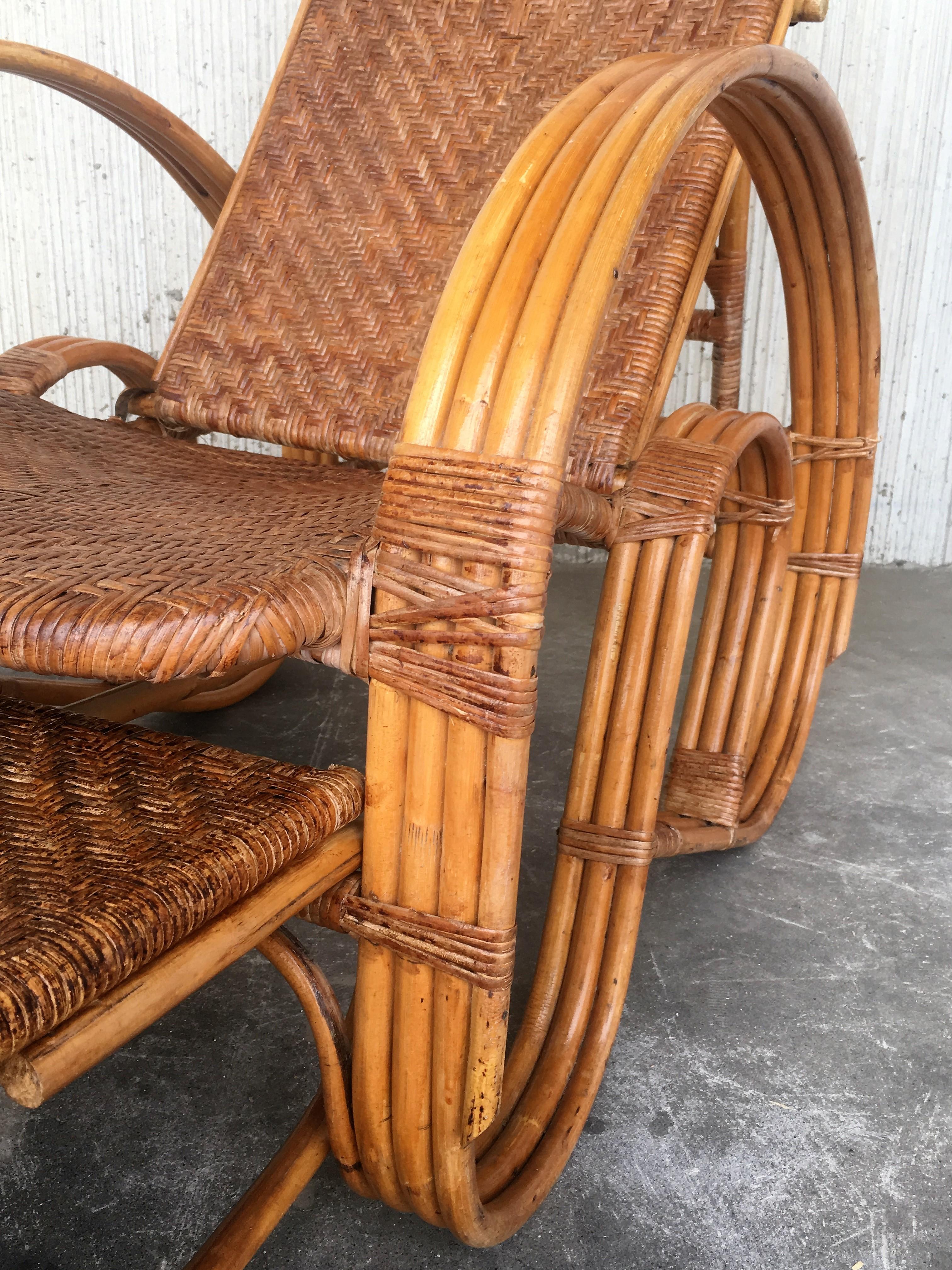 Rotin Chaise longue réglable en bentwood et rotin du 20e siècle  avec Ottoman Inséré en vente