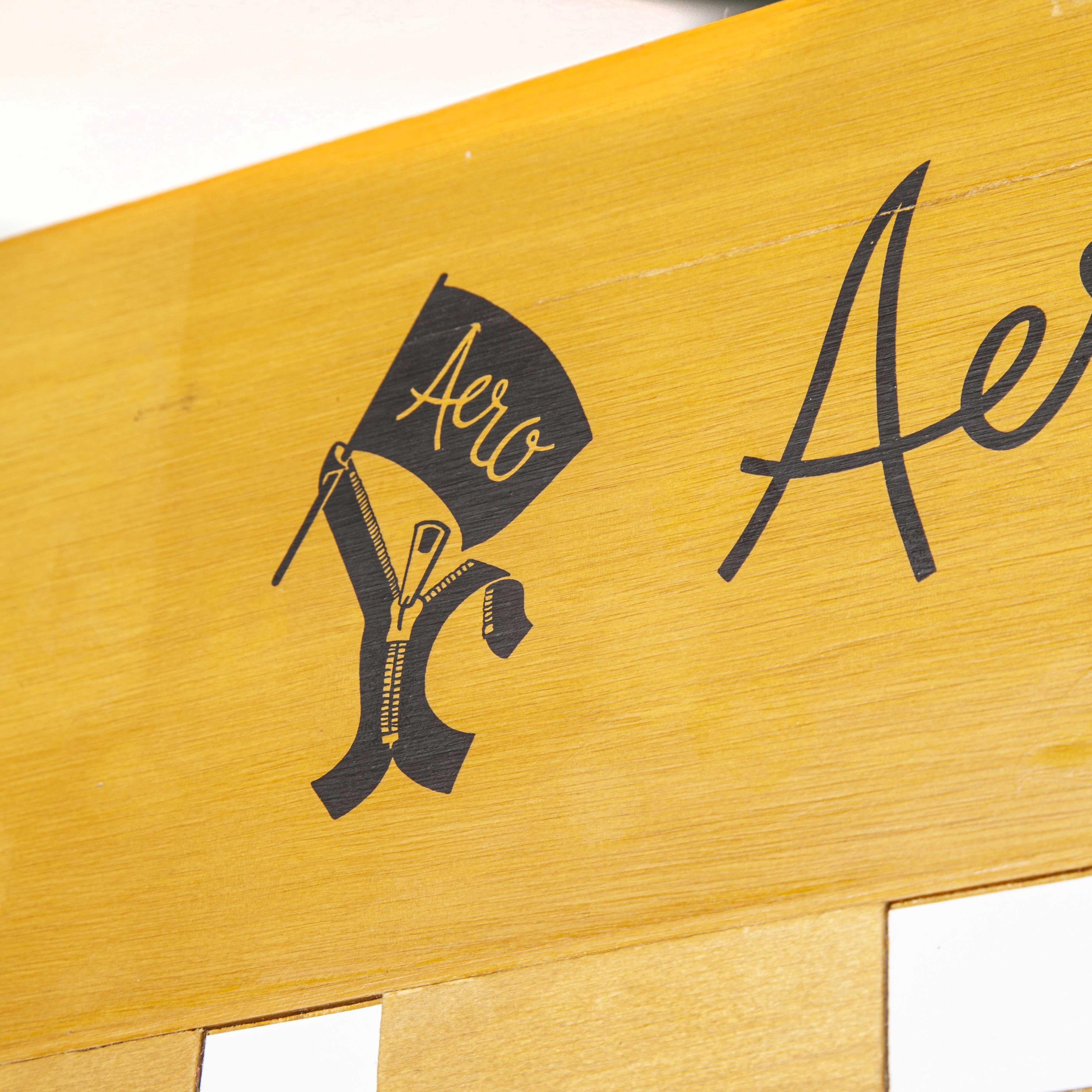 20e siècle Présentoir de mercerie à glissière Aéro - meuble de rangement. Aero zippers est une entreprise britannique fondée dans les années 80 et toujours en activité. Nous sommes tombés amoureux du graphisme, de la grande échelle et des