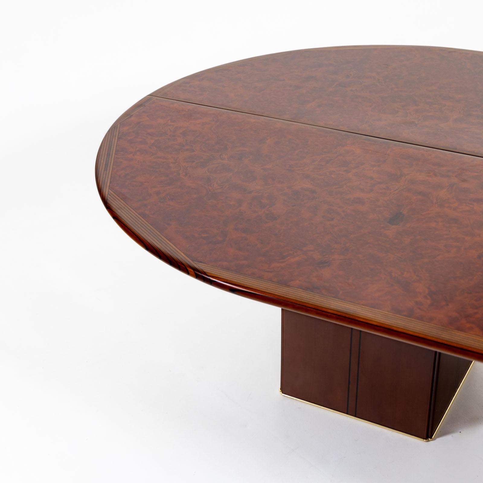 

La table à manger Africa, un chef-d'œuvre conçu par Afra & Tobia Scarpa pour Maxalto dans les années 1970. Parfaite comme grande table de salle à manger ou de conférence, elle présente un élégant plateau ovale en placage de ronce de noyer et de