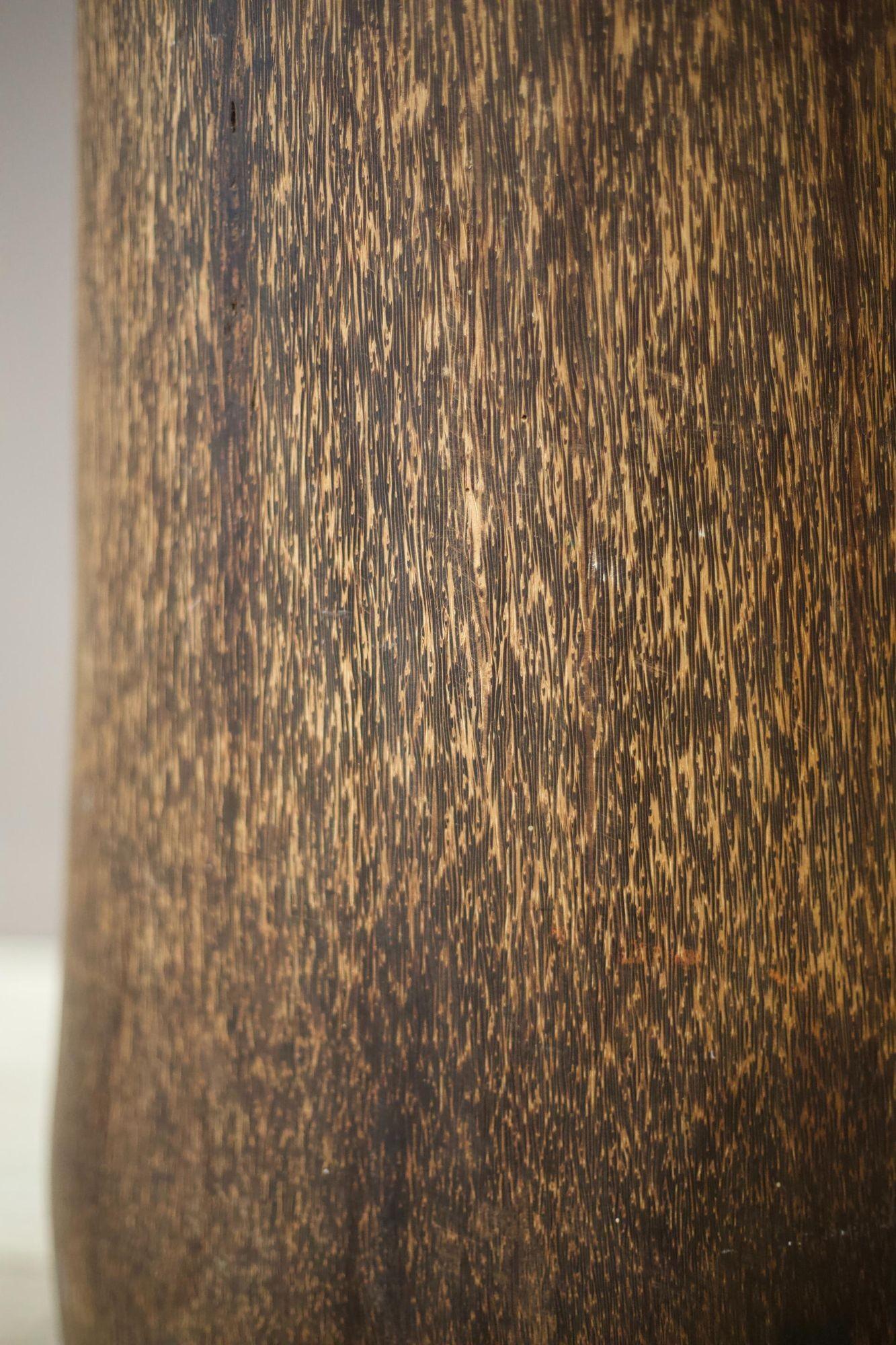 Dies ist ein schönes Stück Naturskulptur. Eine sehr große Bodenvase, die aus einem ausgehöhlten Bananenbaum hergestellt wurde. Die großartige Patina, die fühlbare Oberfläche und die Größe machen ihn zu einer großartigen dekorativen Ergänzung für