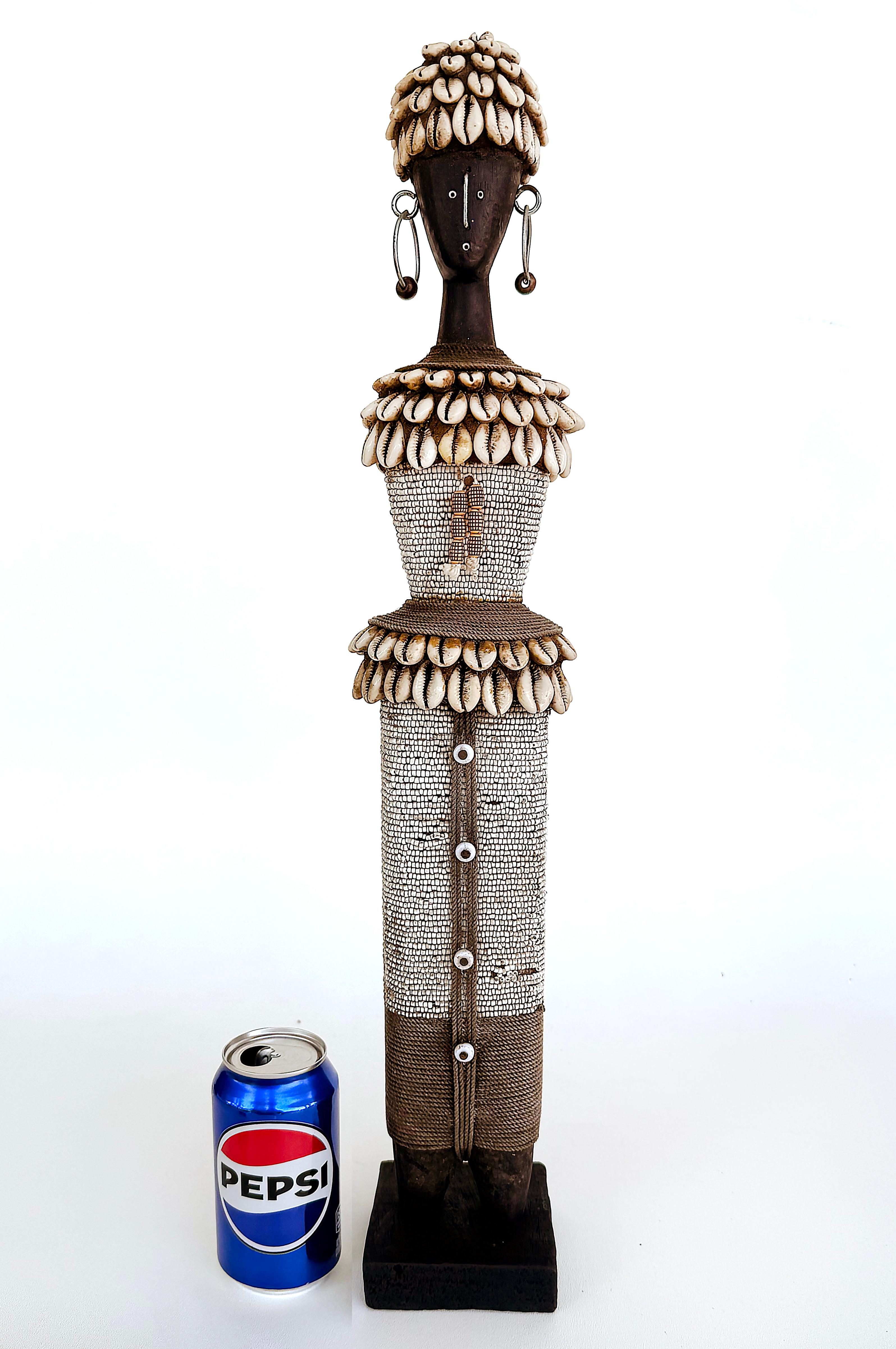 Muñeca Namji Africana Camerunesa del Siglo XX para la Prosperidad, la Salud y la Fertilidad

Se ofrece a la venta en un  Muñeca africana Namji de la tribu Namji del noroeste de Camerún, África Occidental.  Estas muñecas se tallan tradicionalmente en
