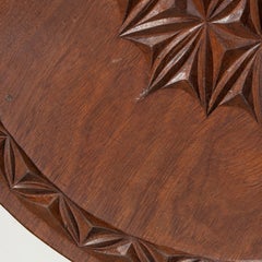 Table basse en bois sculpté africain du 20e siècle avec base