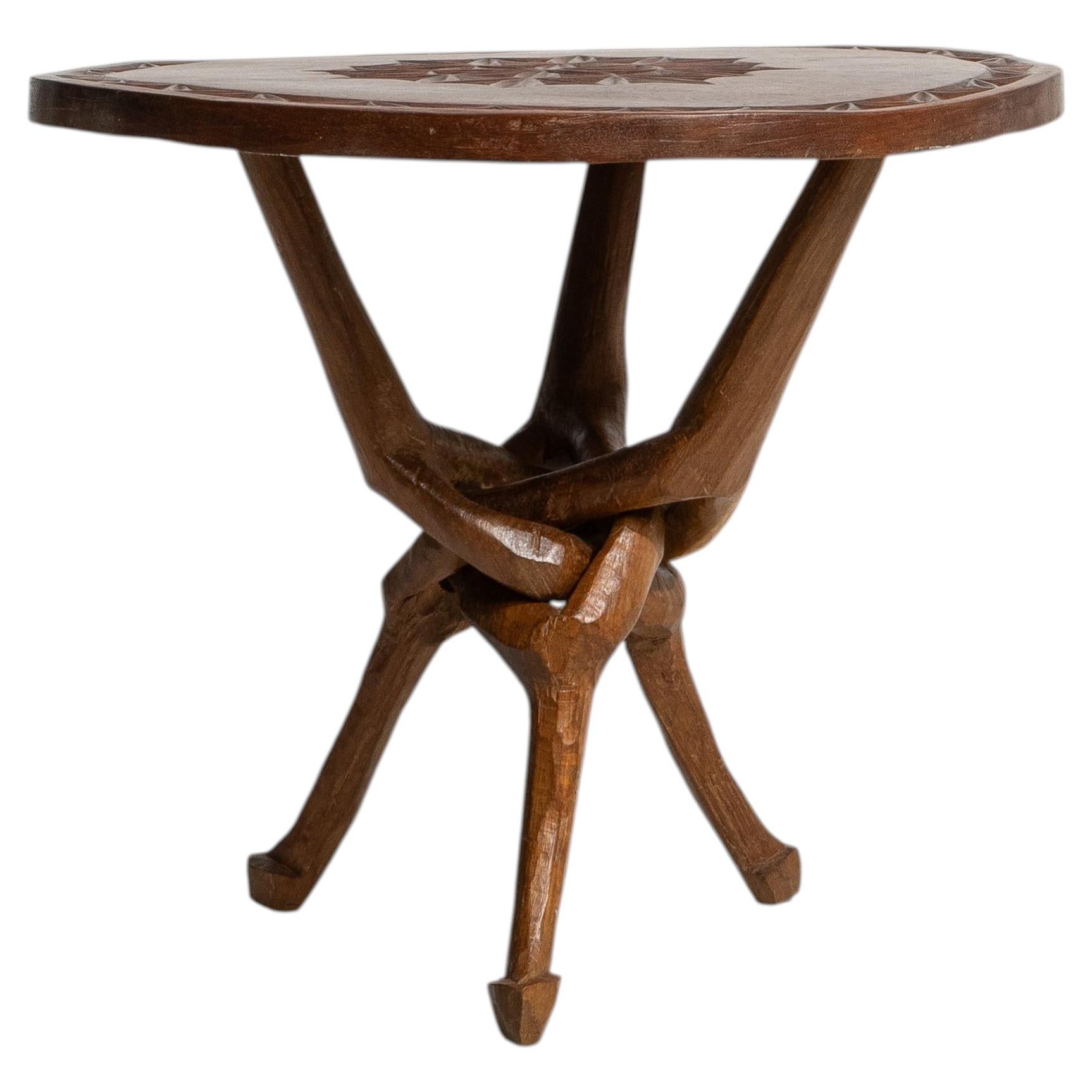 Table basse en bois sculpté africain du 20e siècle avec base en vente