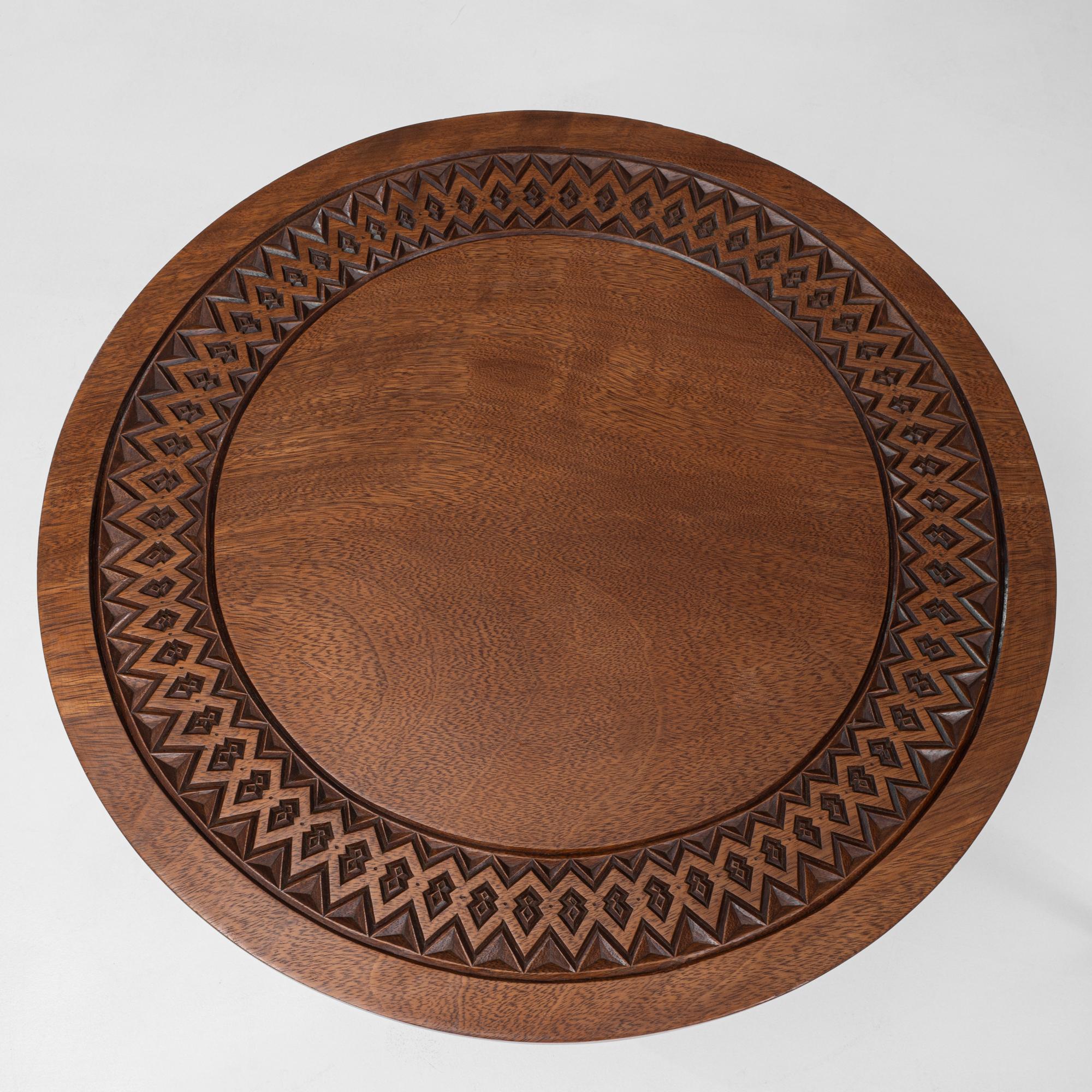 Table basse en bois africain sculpté du 20e siècle, patine d'origine en vente 5