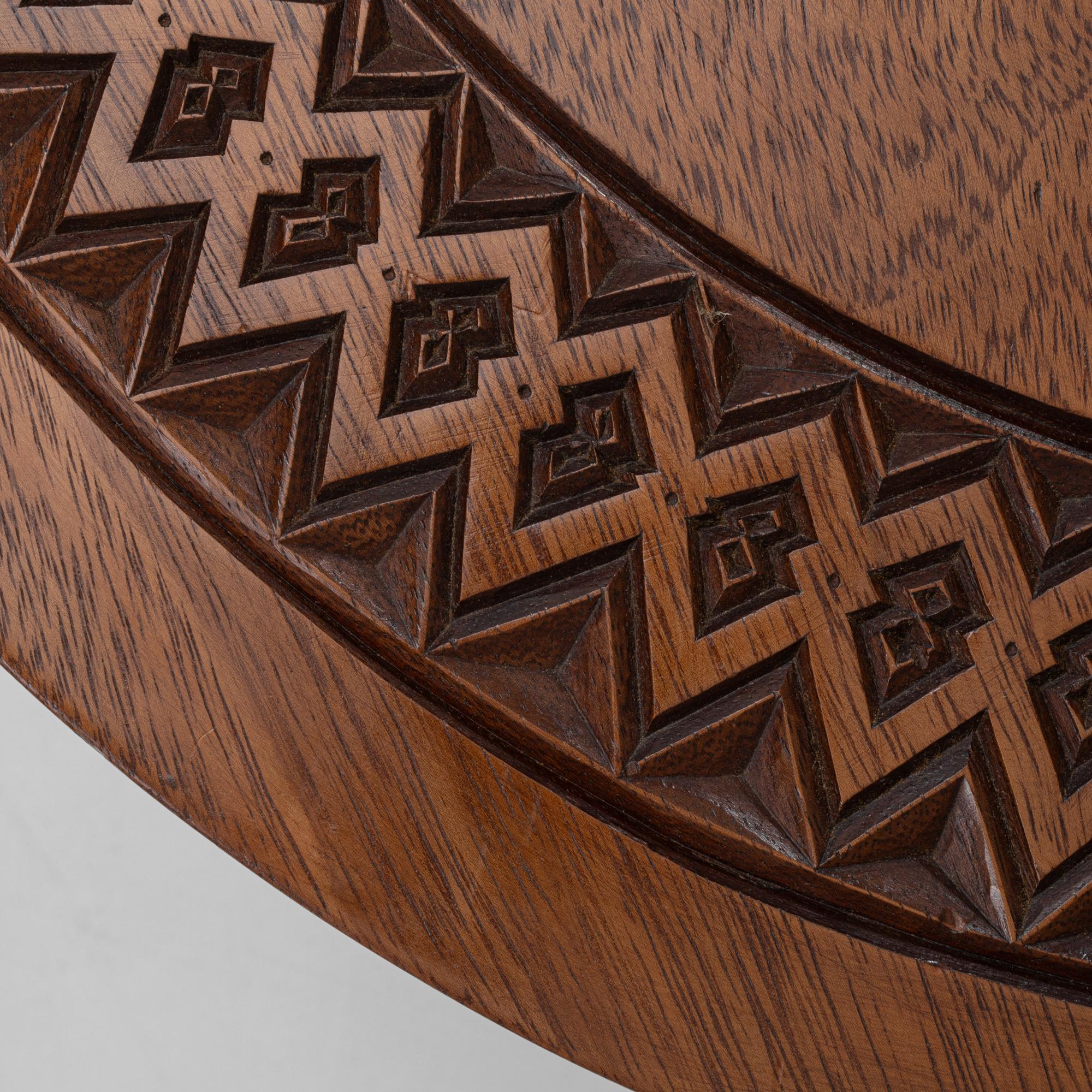 Table basse en bois africain sculpté du 20e siècle, patine d'origine en vente 6