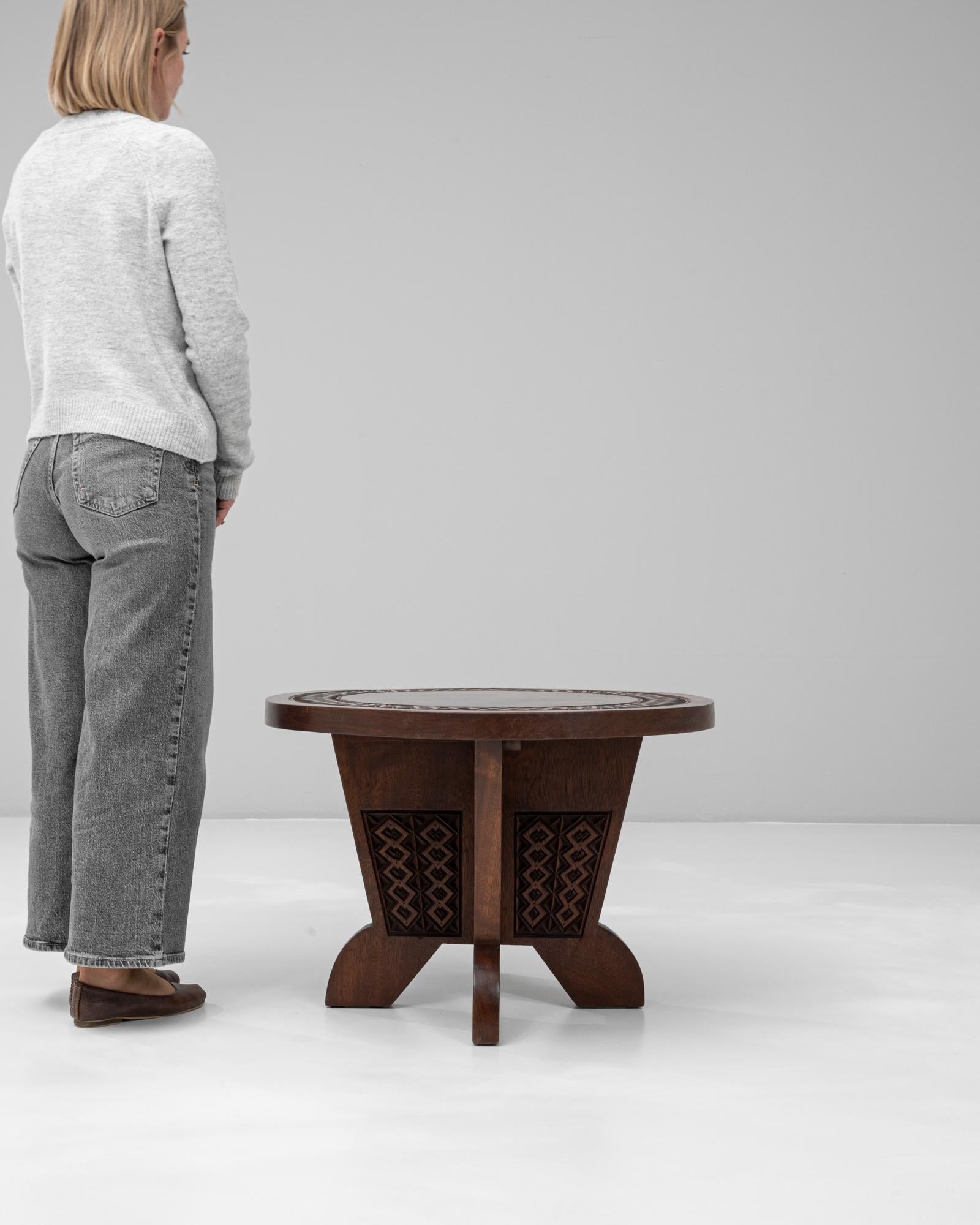 Sculpté Table basse en bois africain sculpté du 20e siècle, patine d'origine en vente