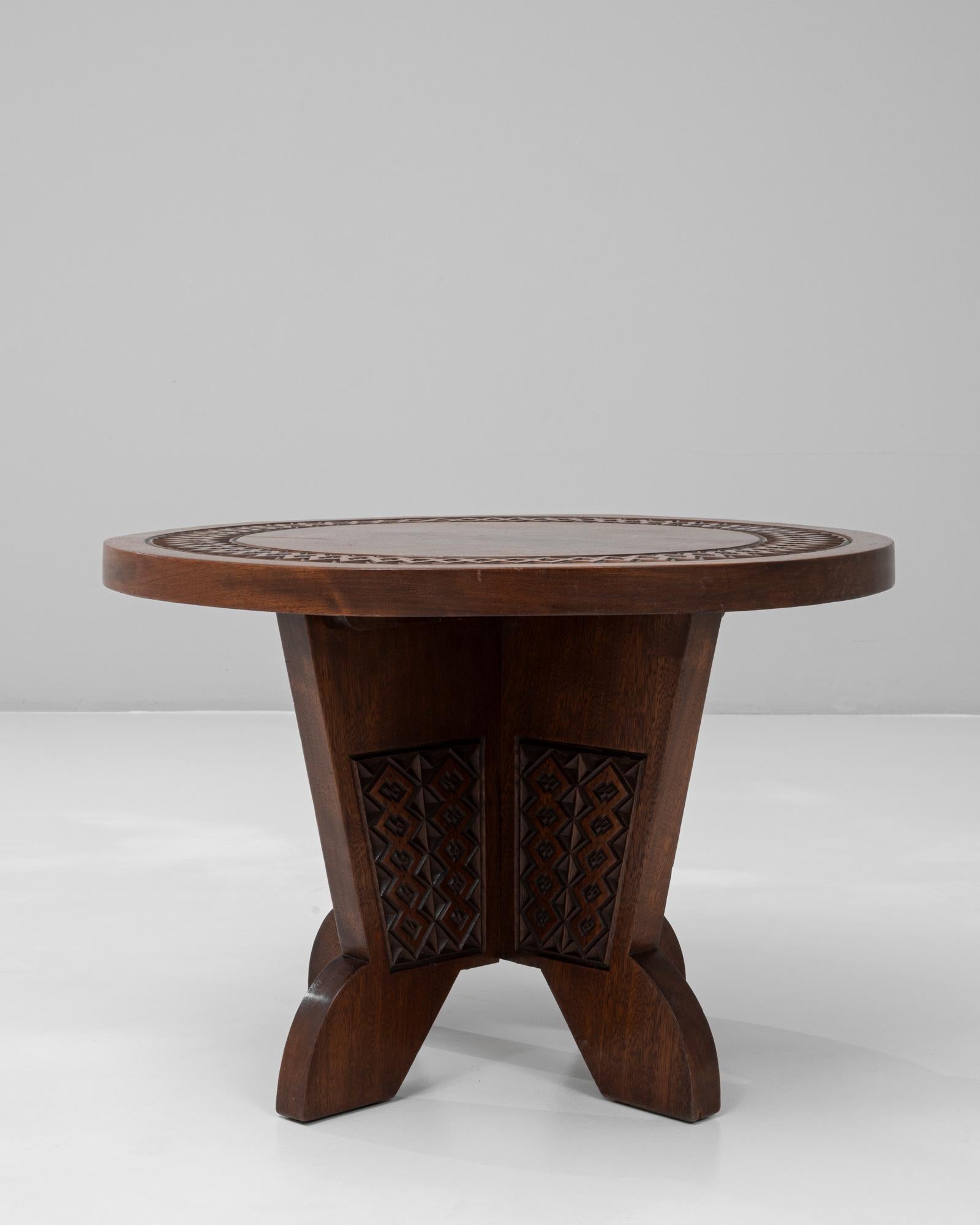 Bois Table basse en bois africain sculpté du 20e siècle, patine d'origine en vente