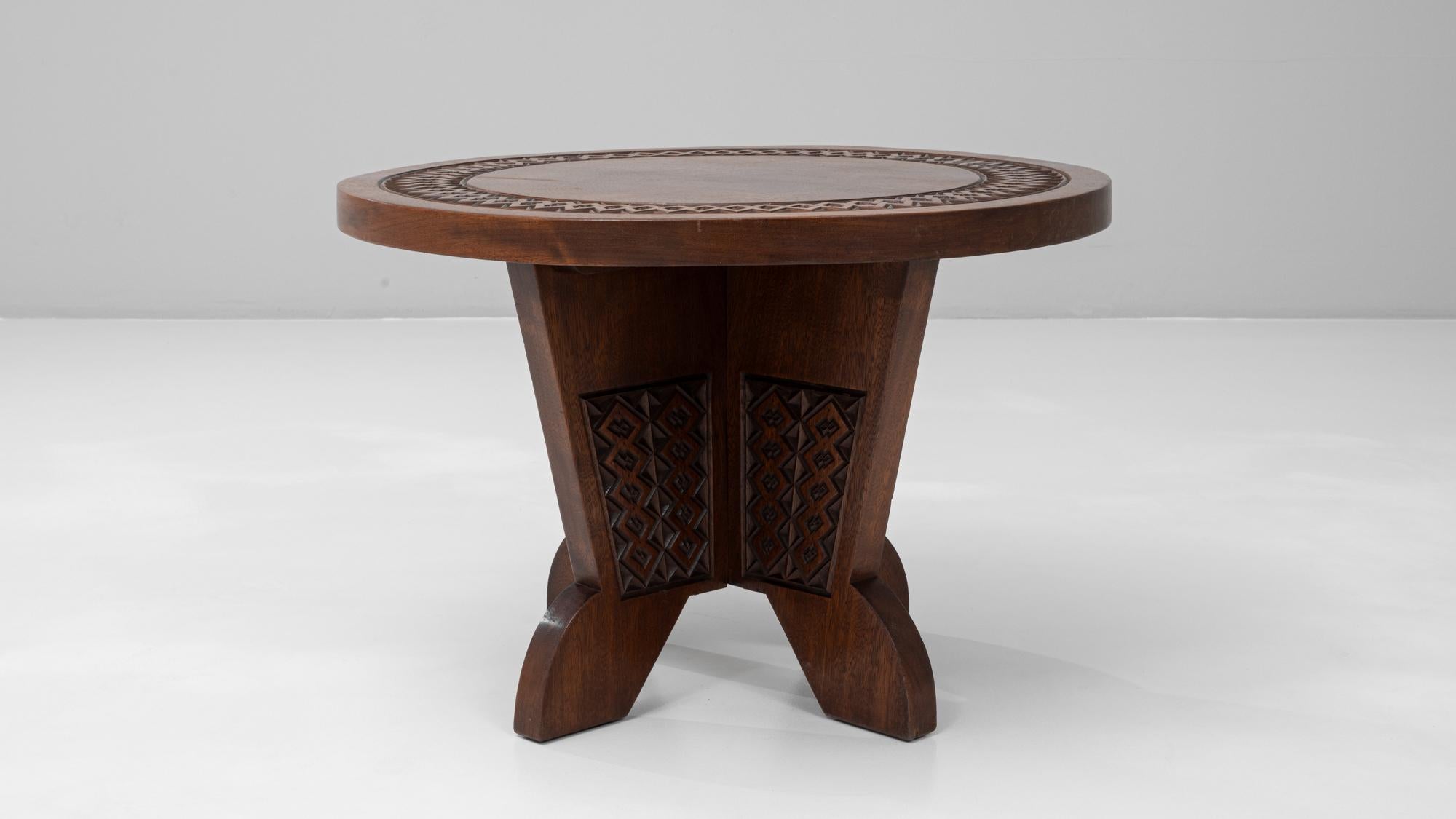 Table basse en bois africain sculpté du 20e siècle, patine d'origine en vente 1