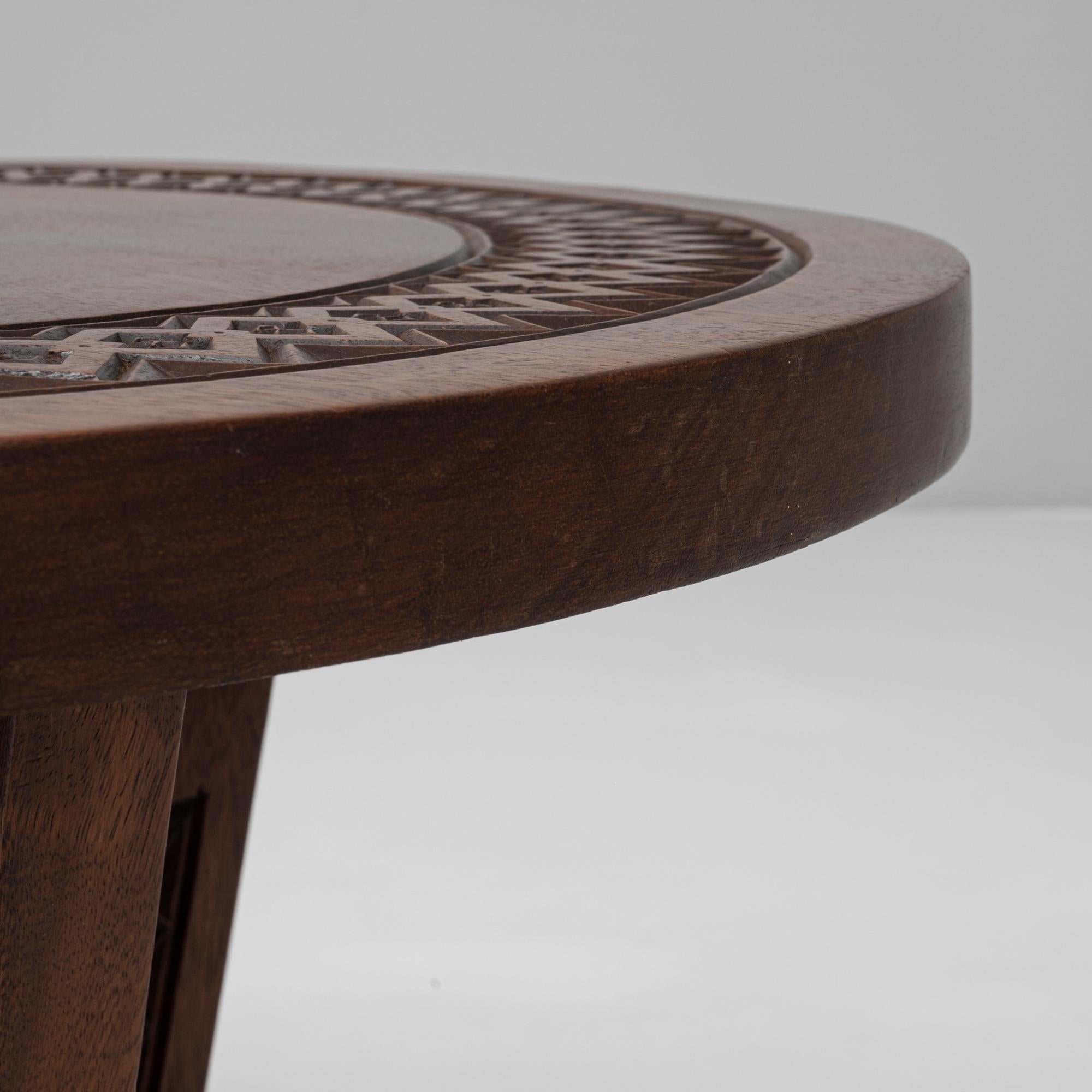 Table basse en bois africain sculpté du 20e siècle, patine d'origine en vente 2