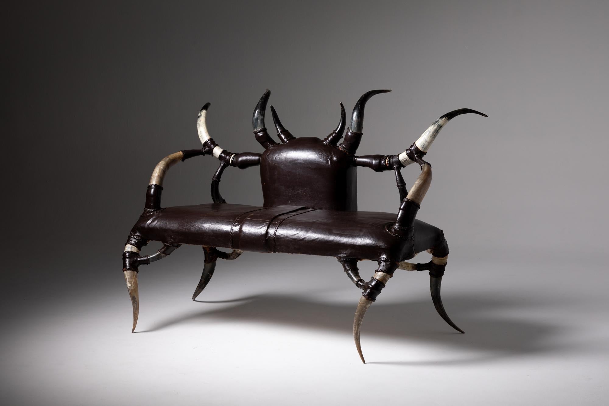 Este extraordinario sofá colonial africano del siglo XX es un mueble sorprendente que combina materiales naturales con un diseño atrevido y escultural. Su armazón está construido con auténticos cuernos de animal, meticulosamente dispuestos para