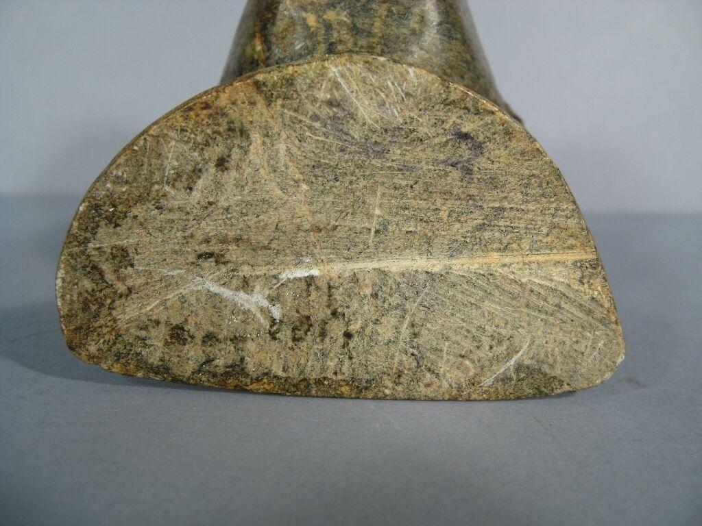 Esta cautivadora escultura de escayola con cabeza africana del siglo XX añade un toque de encanto étnico y expresión artística a la decoración de cualquier hogar. Los intrincados detalles y la pátina envejecida de la escultura muestran el arte y la