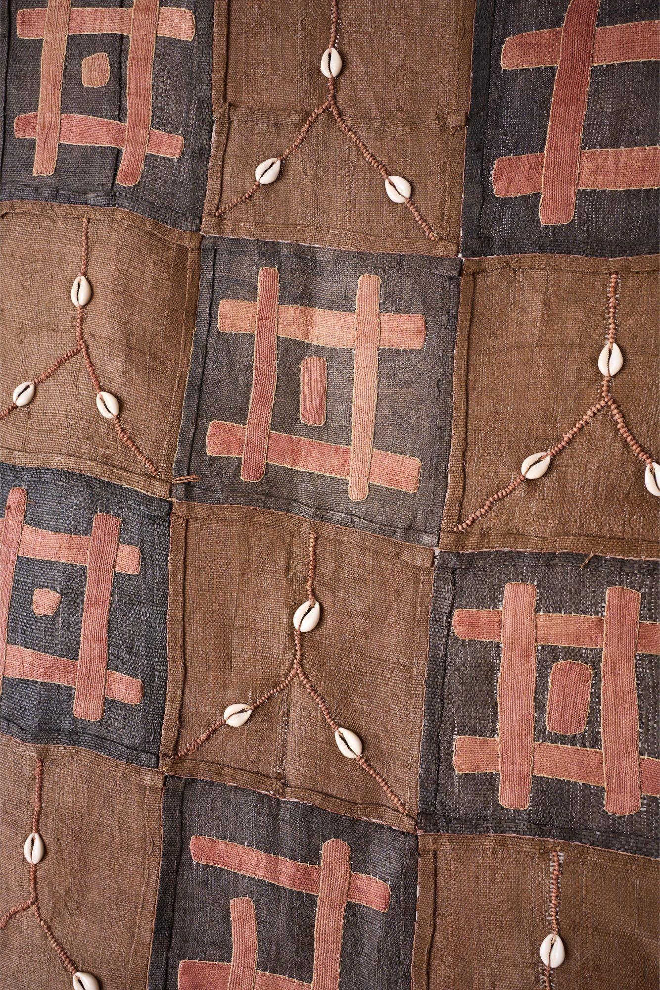 Il s'agit d'un tissu Kuba africain du Congo du 20e siècle, extrêmement décoratif et très long. Fabriqué entièrement à la main avec des formes abstraites appliquées pour créer cette pièce au design saisissant. Idéales comme décoration murale, elles