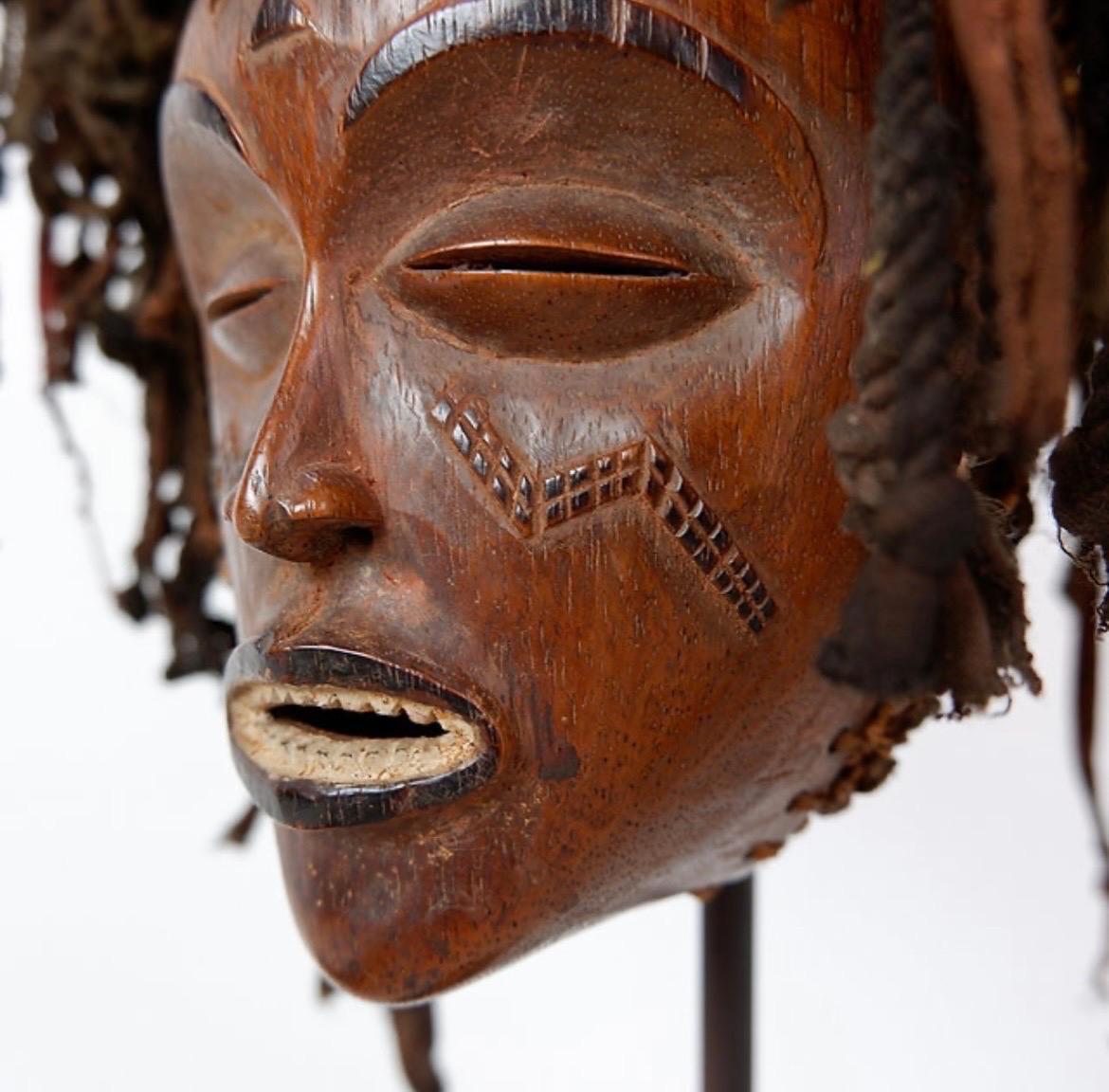 Maschera africana del XX secolo su base in vendita 5