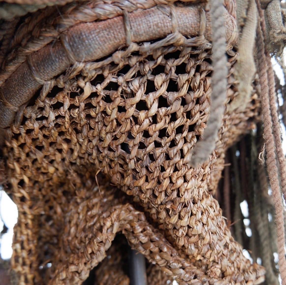 Maschera africana del XX secolo su base in vendita 9