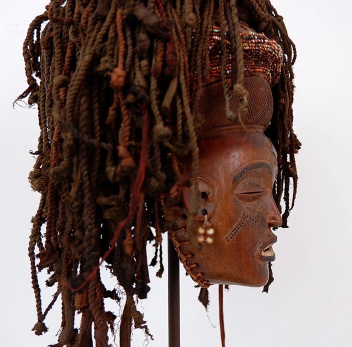 Maschera africana del XX secolo su base 

Usura coerente con l'età e l'uso

Decorazione tribale - Etnica
Misure: 32cmx26cm H. 70cm 