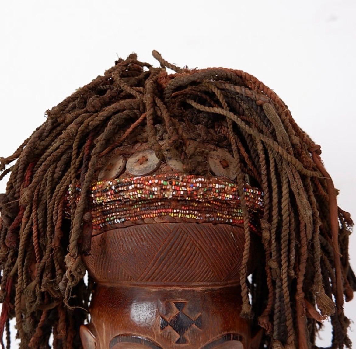 Maschera africana del XX secolo su base In condizioni buone in vendita a Linkebeek, BE