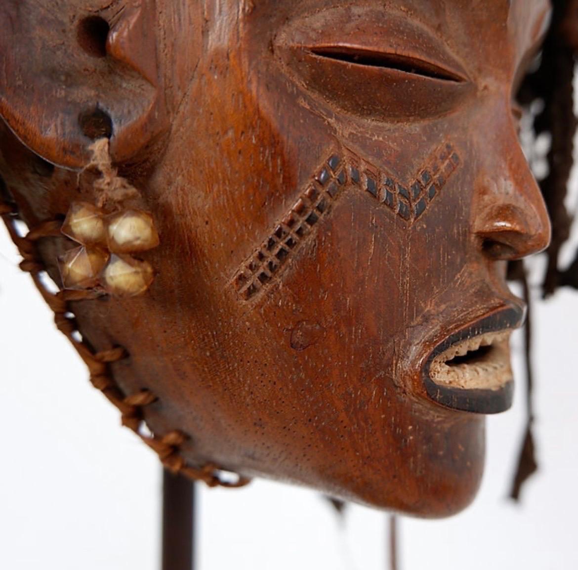 Fine XX secolo Maschera africana del XX secolo su base in vendita