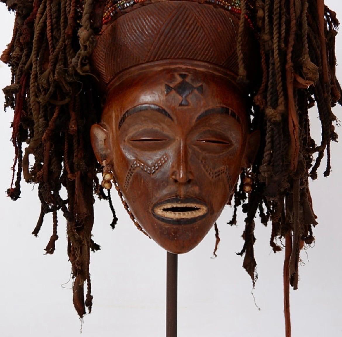 Maschera africana del XX secolo su base in vendita 1