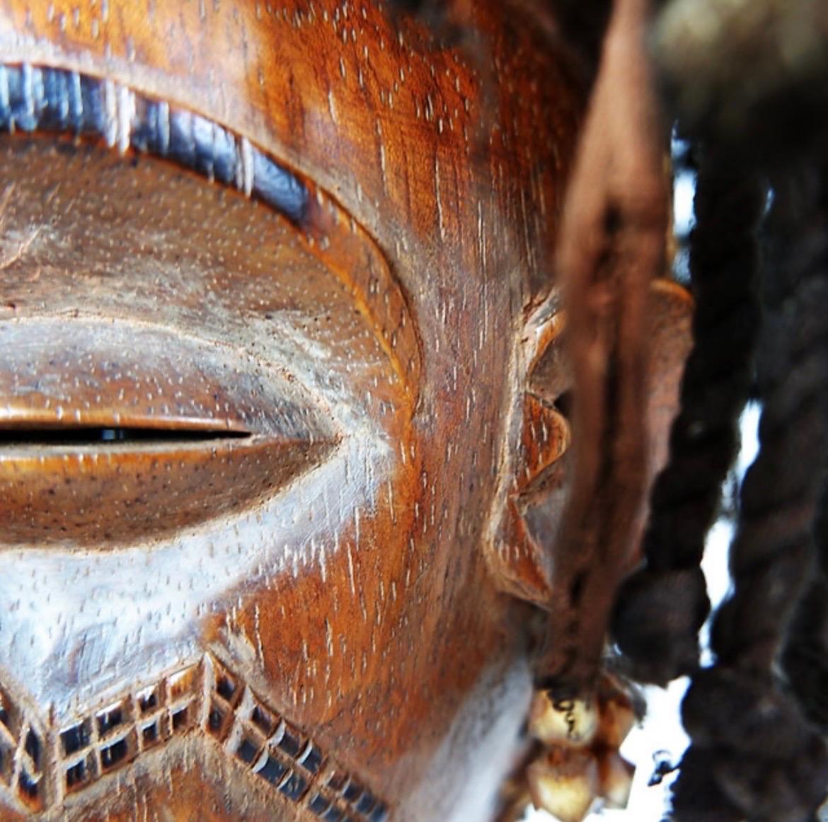 Maschera africana del XX secolo su base in vendita 2